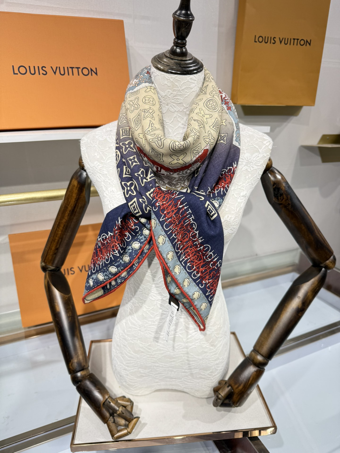 💟2025秋冬款上新L驴家专柜最新款‼️。爆款哦 😘💍实物真心美 🎀披肩配以印花💓💃🏻无论设计喷绘都是非