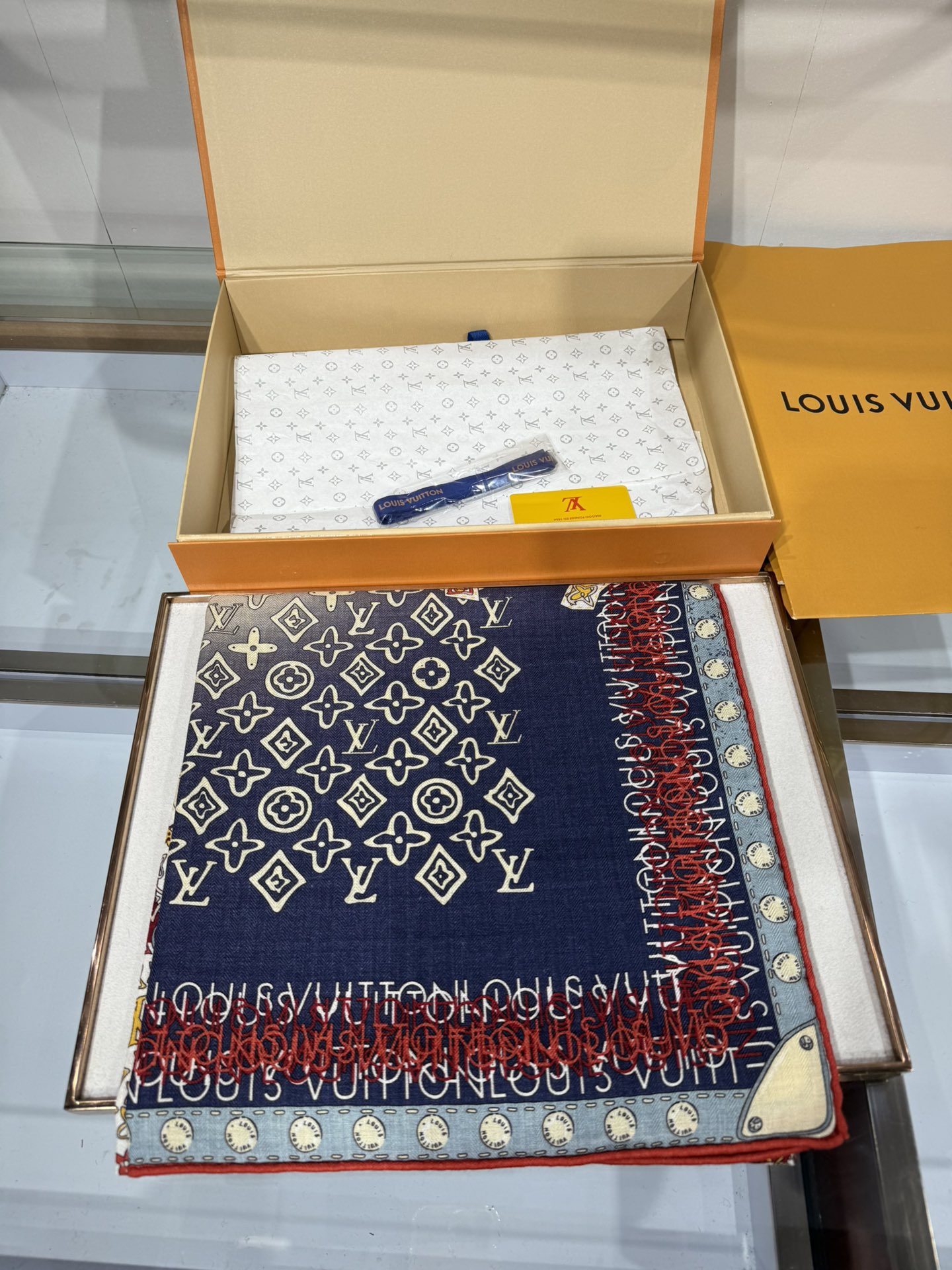 💟2025秋冬款上新L驴家专柜最新款‼️。爆款哦 😘💍实物真心美 🎀披肩配以印花💓💃🏻无论设计喷绘都是非