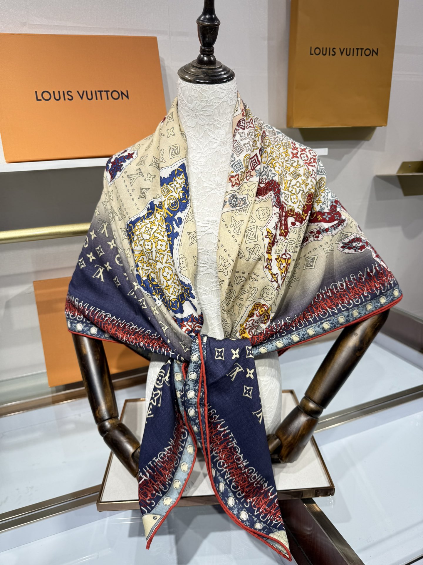 💟2025秋冬款上新L驴家专柜最新款‼️。爆款哦 😘💍实物真心美 🎀披肩配以印花💓💃🏻无论设计喷绘都是非