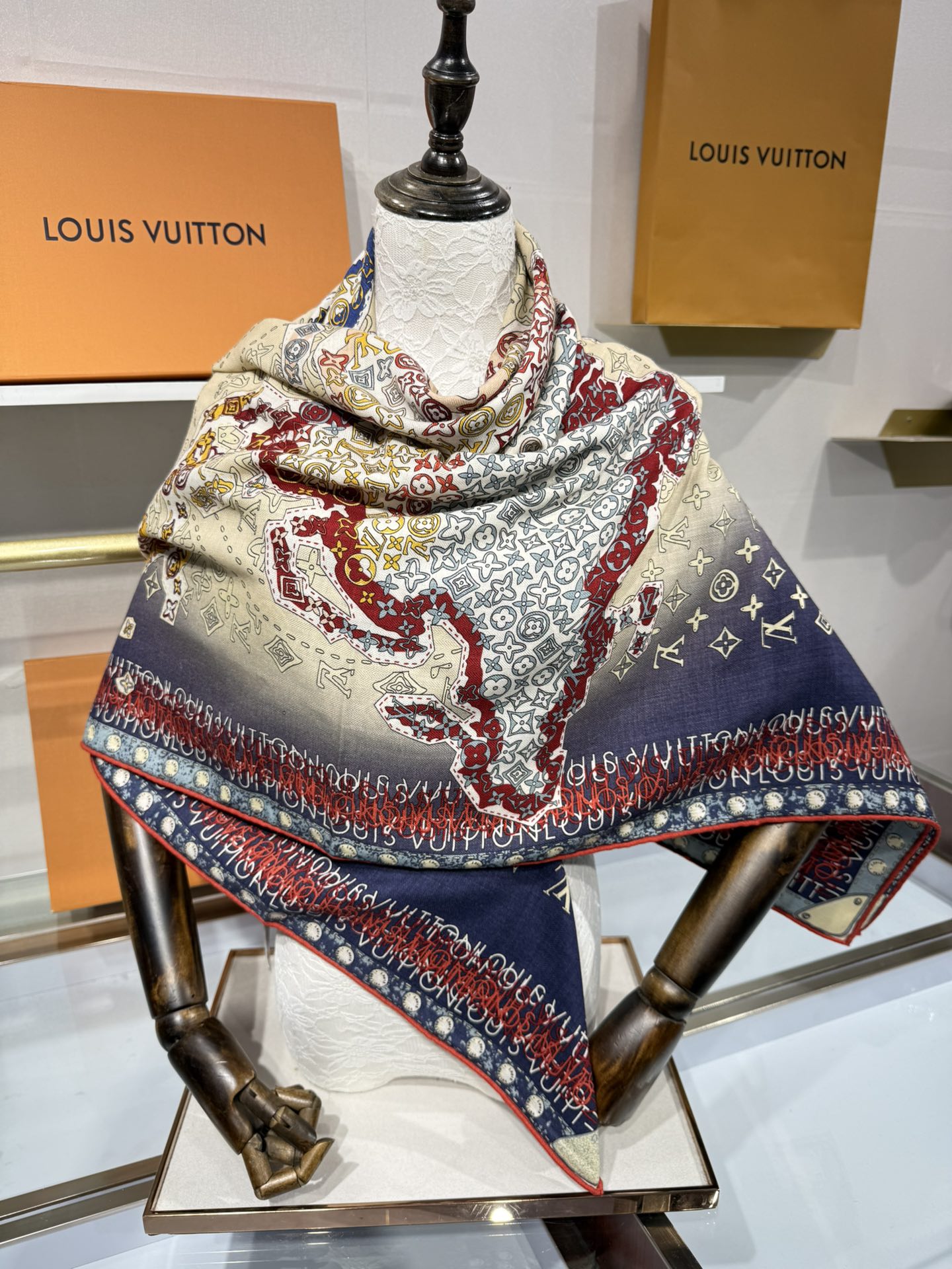 💟2025秋冬款上新L驴家专柜最新款‼️。爆款哦 😘💍实物真心美 🎀披肩配以印花💓💃🏻无论设计喷绘都是非