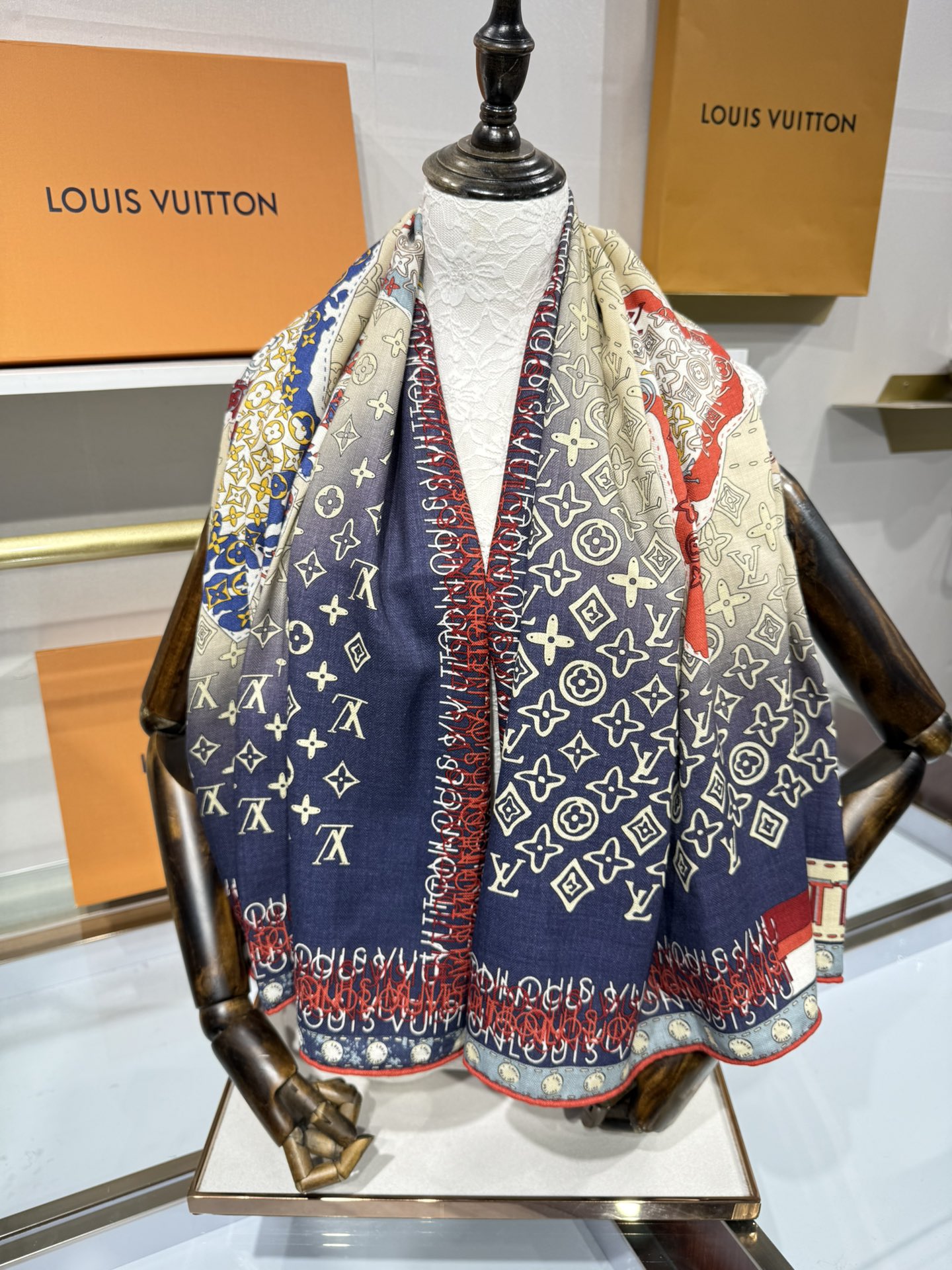 💟2025秋冬款上新L驴家专柜最新款‼️。爆款哦 😘💍实物真心美 🎀披肩配以印花💓💃🏻无论设计喷绘都是非