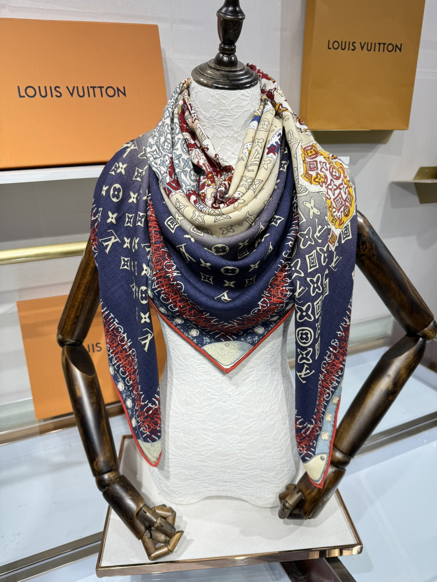 💟2025秋冬款上新L驴家专柜最新款‼️。爆款哦 😘💍实物真心美 🎀披肩配以印花💓💃🏻无论设计喷绘都是非