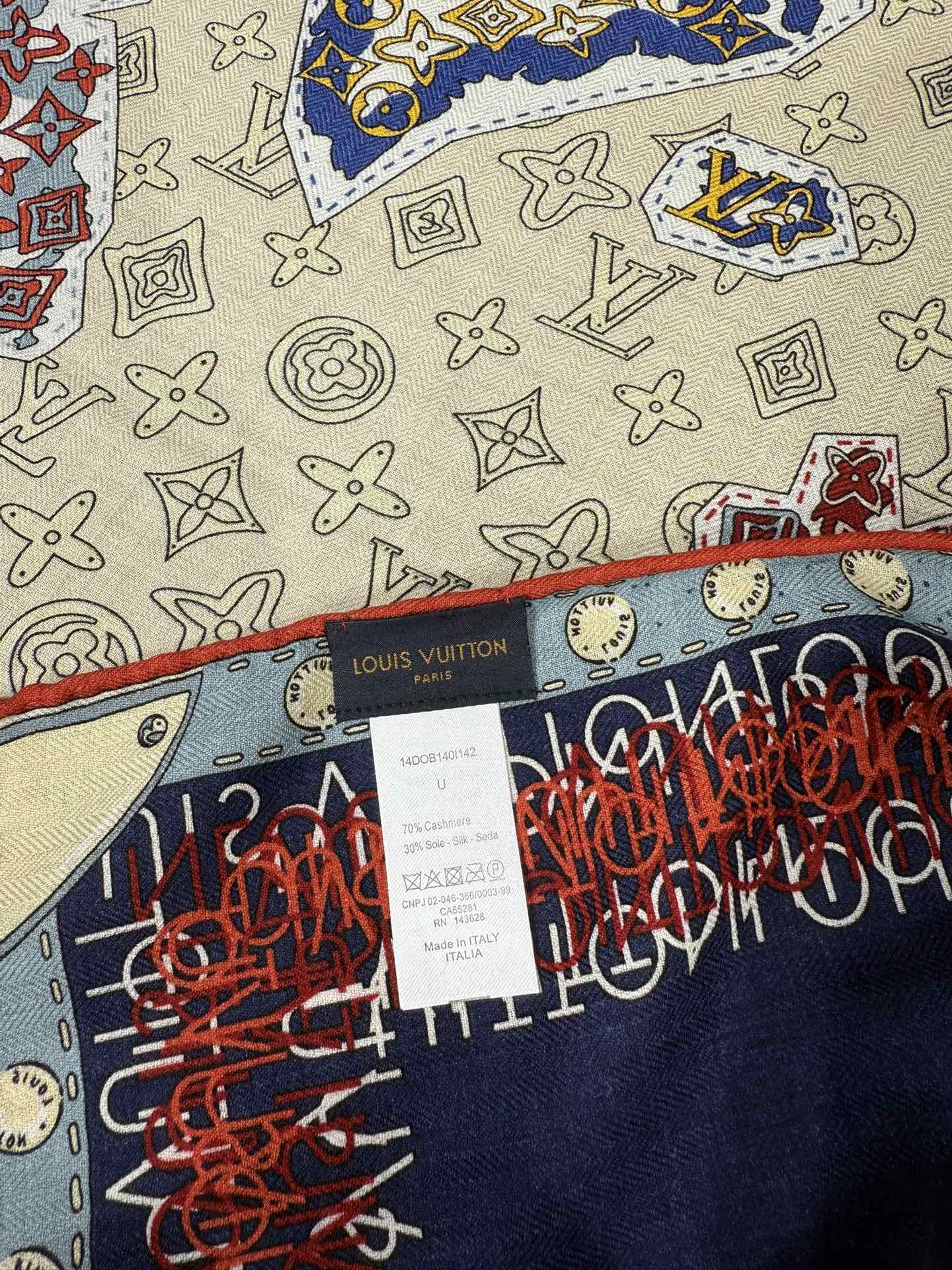 💟2025秋冬款上新L驴家专柜最新款‼️。爆款哦 😘💍实物真心美 🎀披肩配以印花💓💃🏻无论设计喷绘都是非