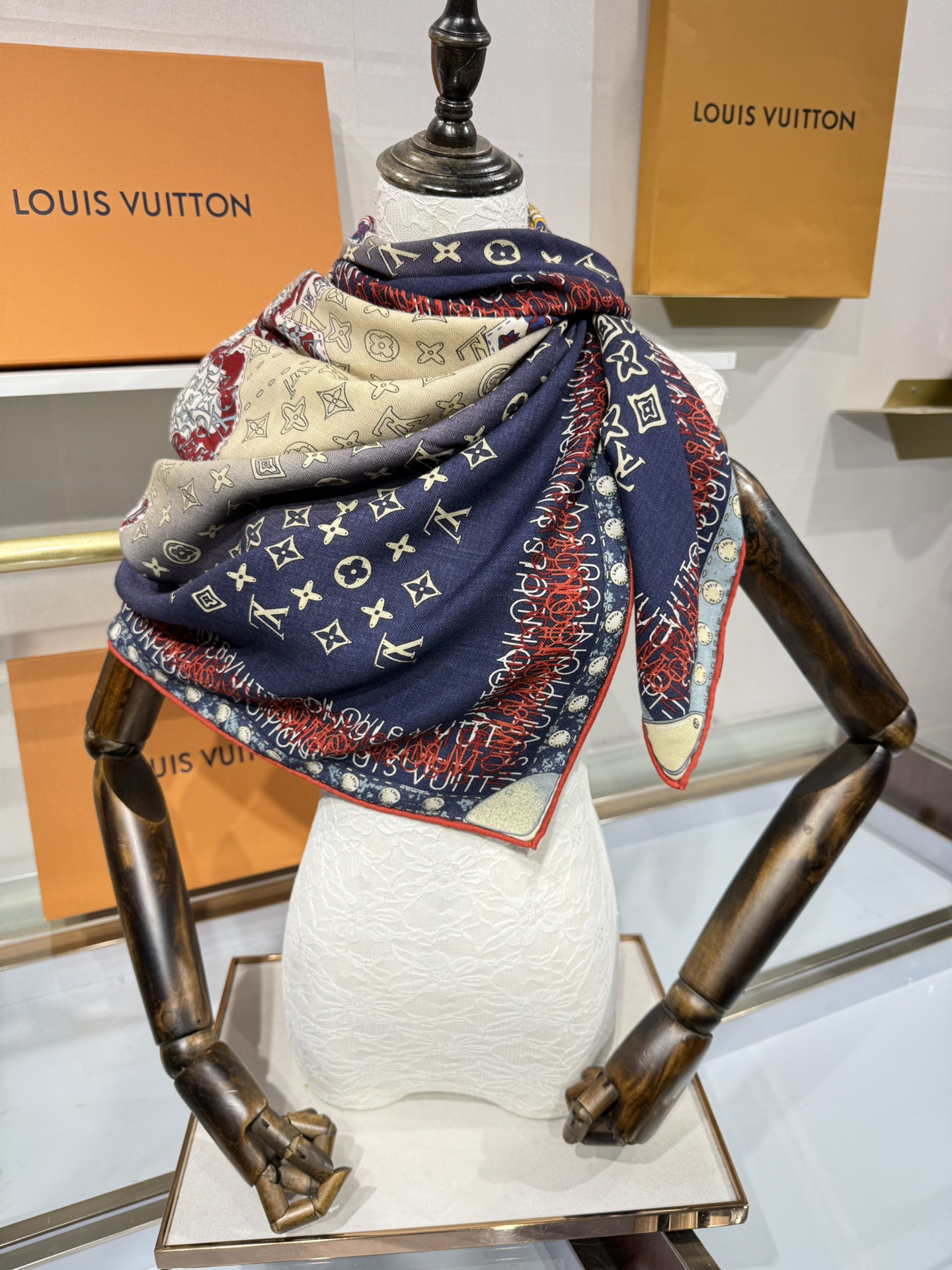 💟2025秋冬款上新L驴家专柜最新款‼️。爆款哦 😘💍实物真心美 🎀披肩配以印花💓💃🏻无论设计喷绘都是非