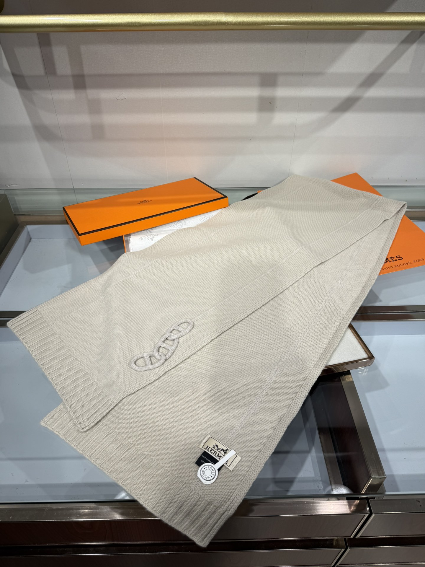 💟25年新款 爱马仕HERMÈS 最新款最点睛的是立体编织链环装饰：以针织工艺复刻“锚链韵律”，打破纯色