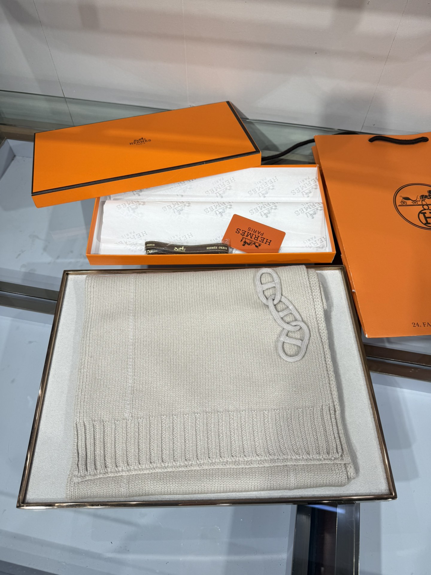 💟25年新款 爱马仕HERMÈS 最新款最点睛的是立体编织链环装饰：以针织工艺复刻“锚链韵律”，打破纯色