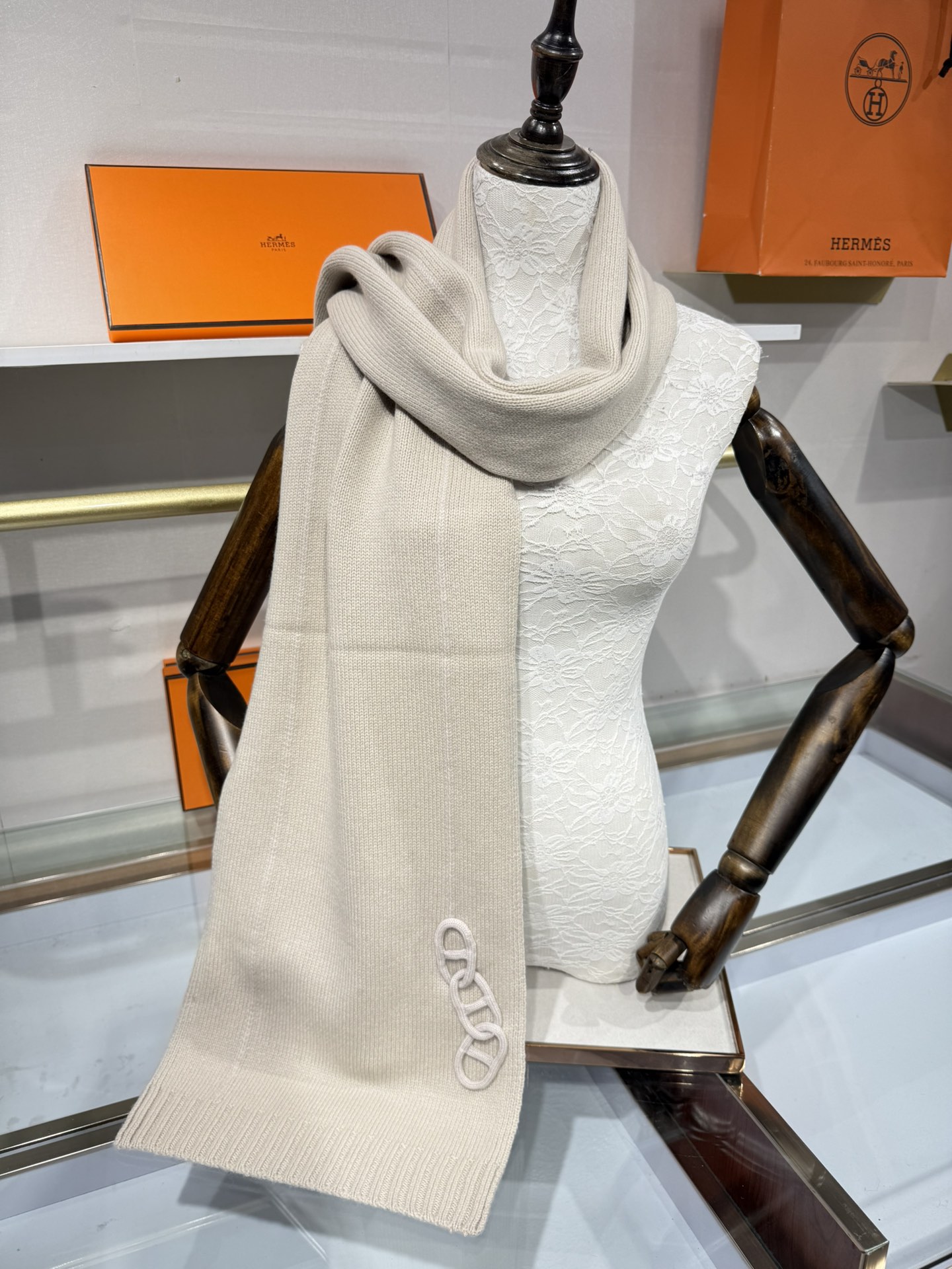 💟25年新款 爱马仕HERMÈS 最新款最点睛的是立体编织链环装饰：以针织工艺复刻“锚链韵律”，打破纯色