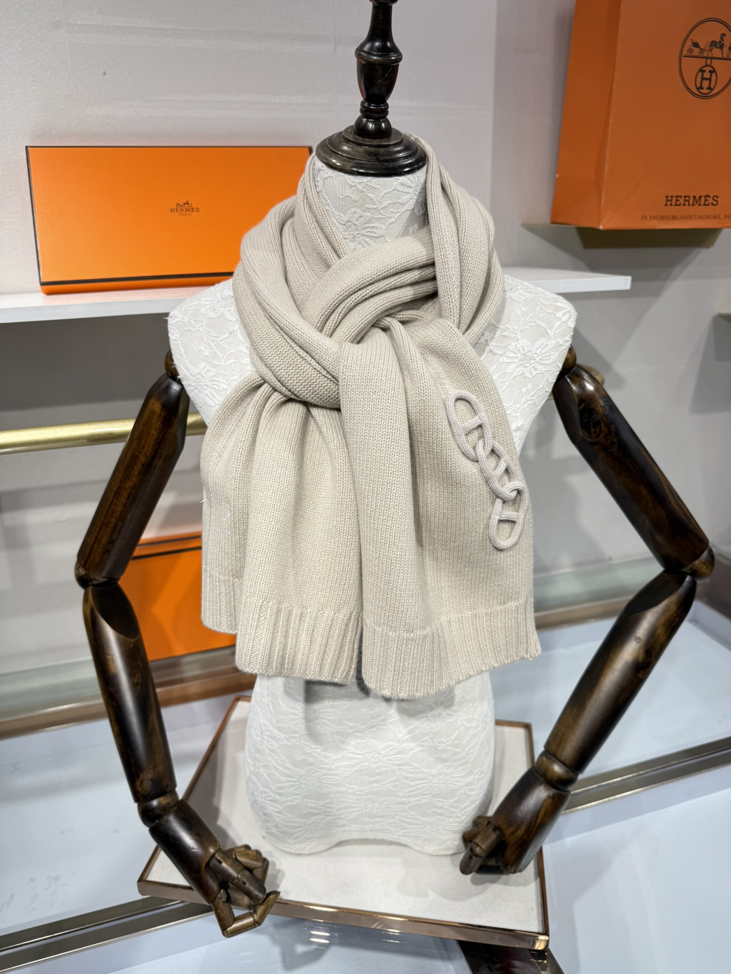 💟25年新款 爱马仕HERMÈS 最新款最点睛的是立体编织链环装饰：以针织工艺复刻“锚链韵律”，打破纯色