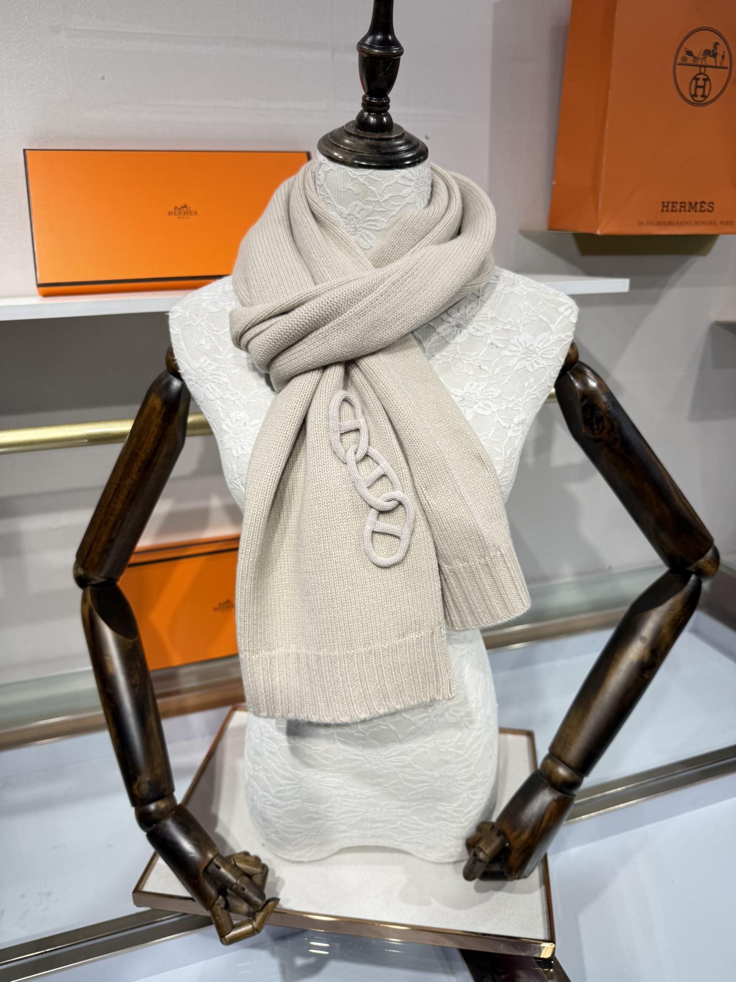 💟25年新款 爱马仕HERMÈS 最新款最点睛的是立体编织链环装饰：以针织工艺复刻“锚链韵律”，打破纯色