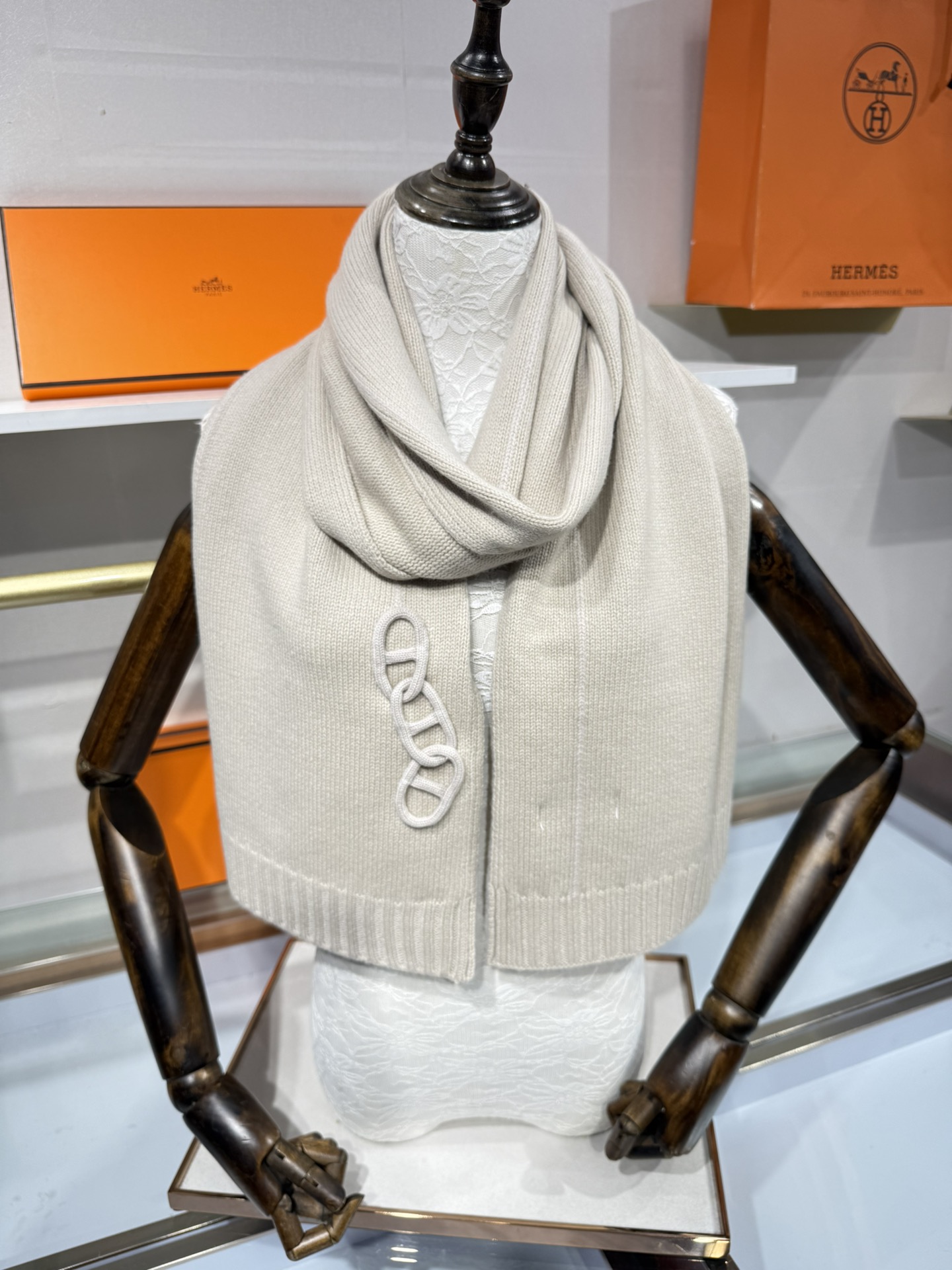 💟25年新款 爱马仕HERMÈS 最新款最点睛的是立体编织链环装饰：以针织工艺复刻“锚链韵律”，打破纯色