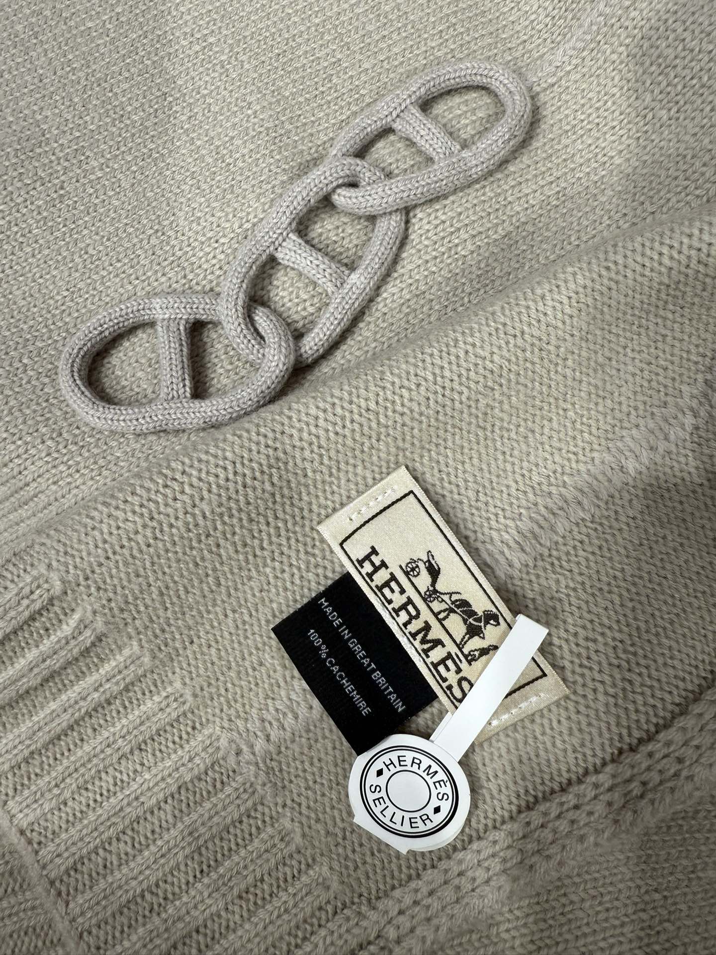 💟25年新款 爱马仕HERMÈS 最新款最点睛的是立体编织链环装饰：以针织工艺复刻“锚链韵律”，打破纯色