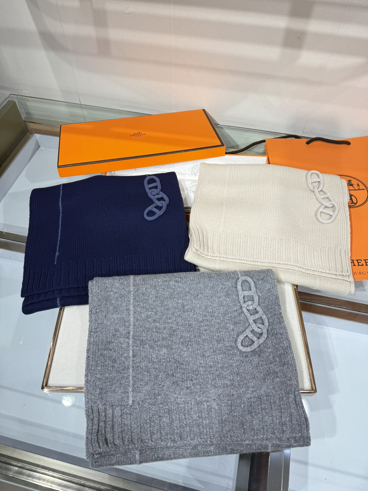 💟25年新款 爱马仕HERMÈS 最新款最点睛的是立体编织链环装饰：以针织工艺复刻“锚链韵律”，打破纯色