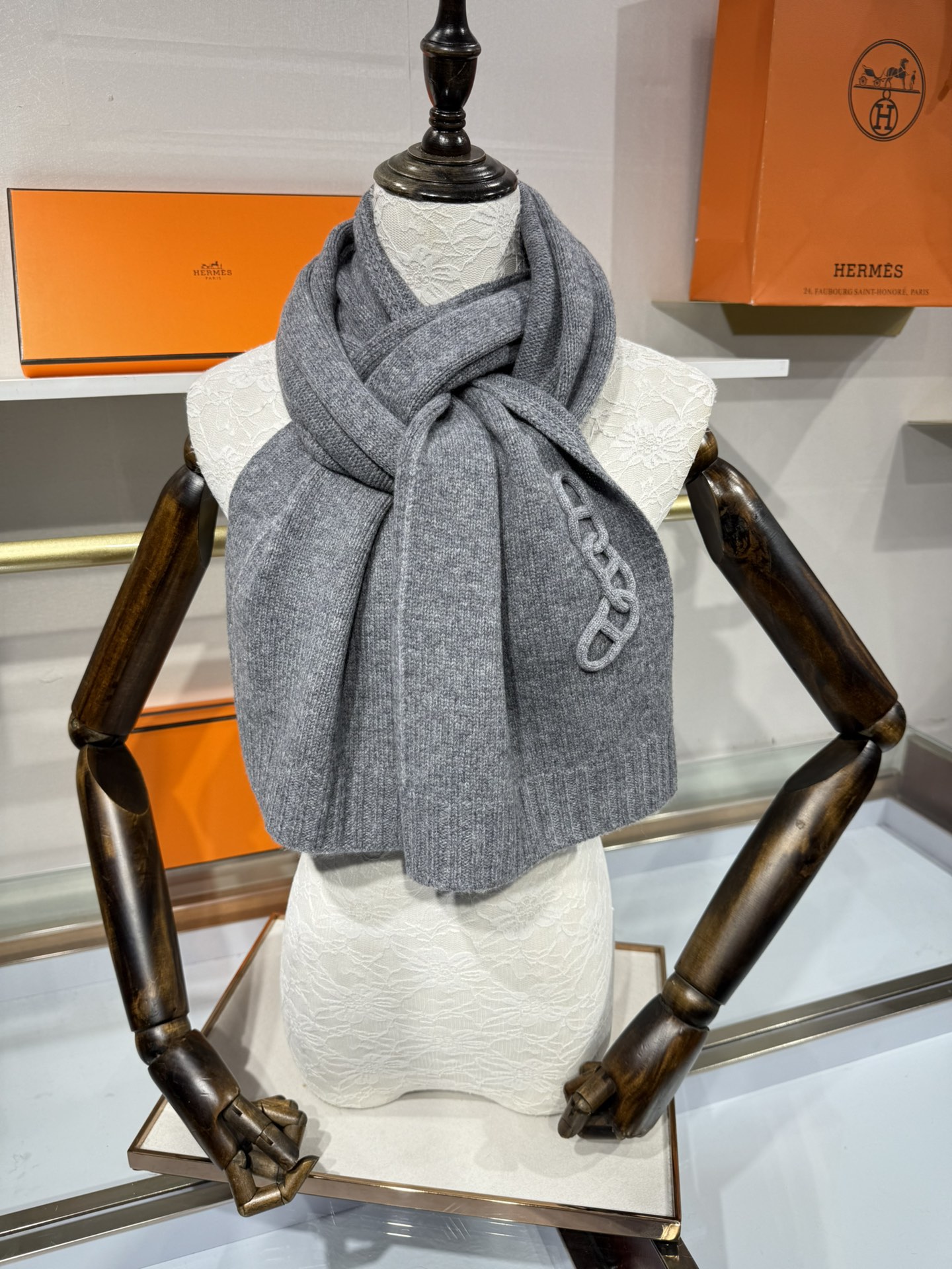 💟25年新款 爱马仕HERMÈS 最新款最点睛的是立体编织链环装饰：以针织工艺复刻“锚链韵律”，打破纯色