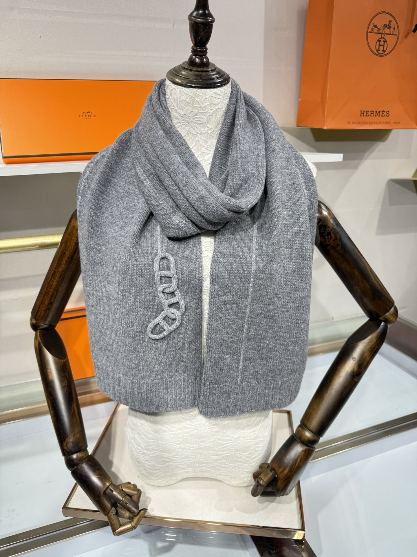 💟25年新款 爱马仕HERMÈS 最新款最点睛的是立体编织链环装饰：以针织工艺复刻“锚链韵律”，打破纯色