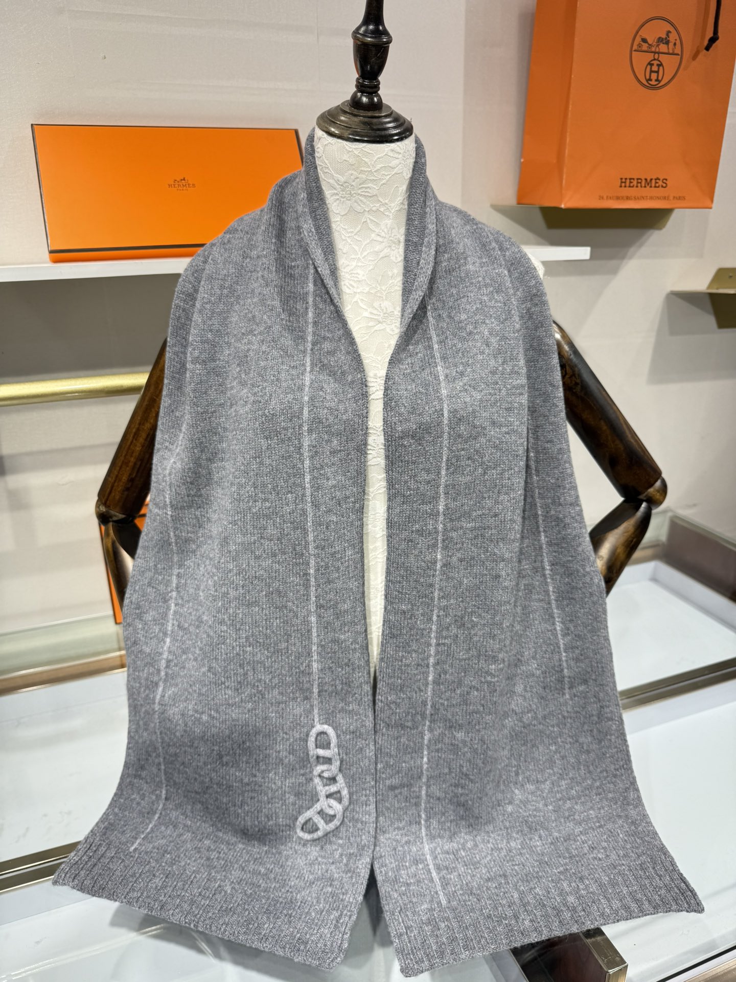 💟25年新款 爱马仕HERMÈS 最新款最点睛的是立体编织链环装饰：以针织工艺复刻“锚链韵律”，打破纯色