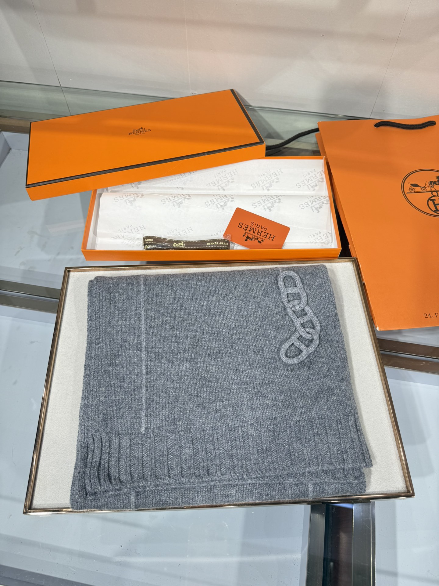 💟25年新款 爱马仕HERMÈS 最新款最点睛的是立体编织链环装饰：以针织工艺复刻“锚链韵律”，打破纯色