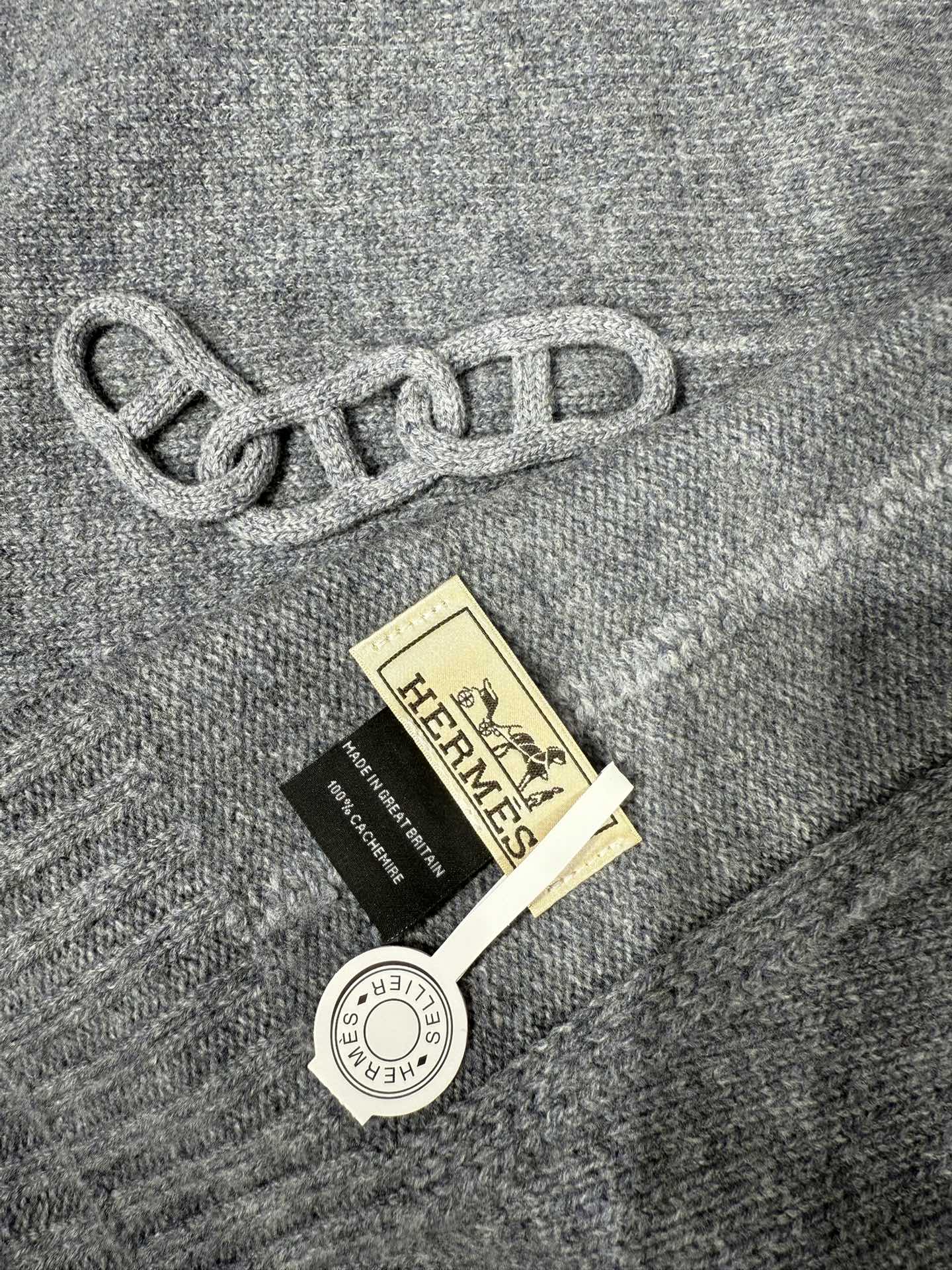 💟25年新款 爱马仕HERMÈS 最新款最点睛的是立体编织链环装饰：以针织工艺复刻“锚链韵律”，打破纯色