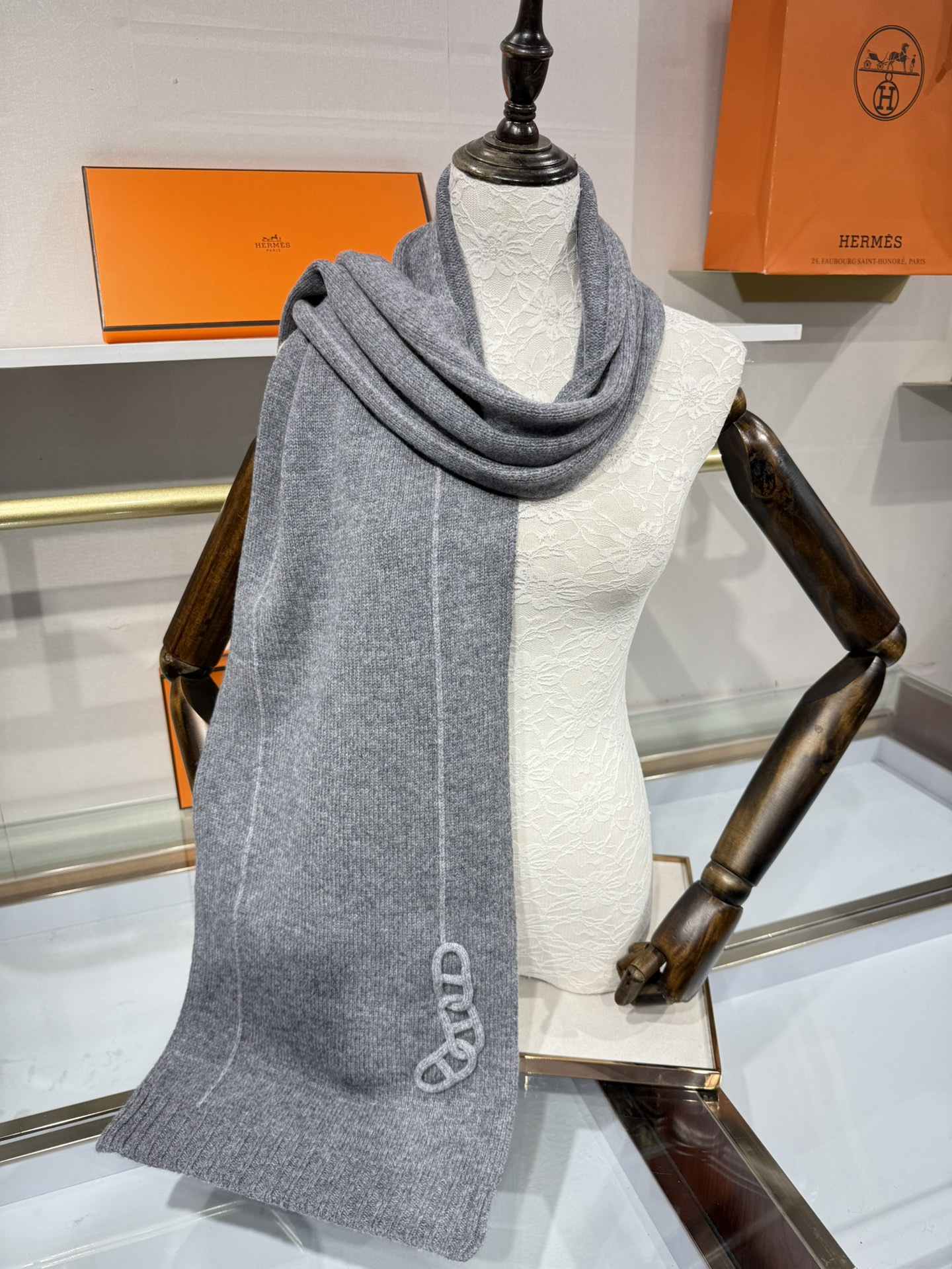 💟25年新款 爱马仕HERMÈS 最新款最点睛的是立体编织链环装饰：以针织工艺复刻“锚链韵律”，打破纯色