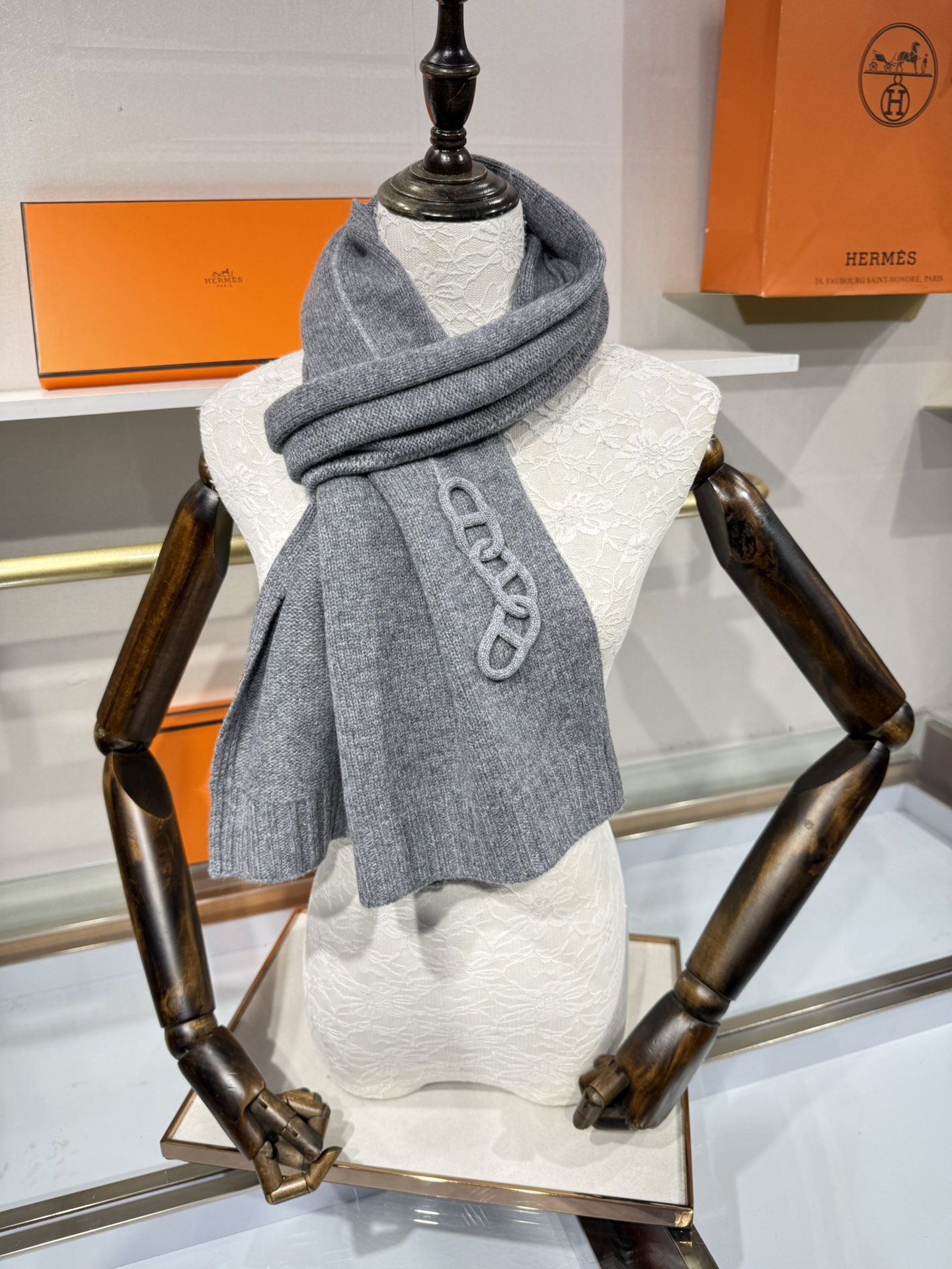 💟25年新款 爱马仕HERMÈS 最新款最点睛的是立体编织链环装饰：以针织工艺复刻“锚链韵律”，打破纯色