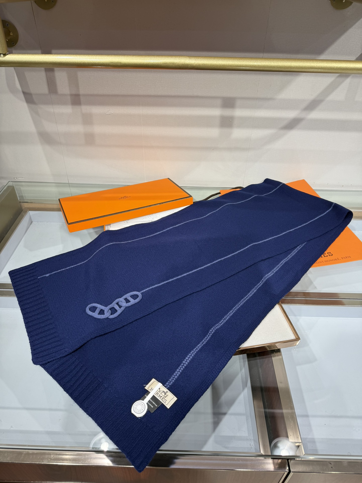 💟25年新款 爱马仕HERMÈS 最新款最点睛的是立体编织链环装饰：以针织工艺复刻“锚链韵律”，打破纯色