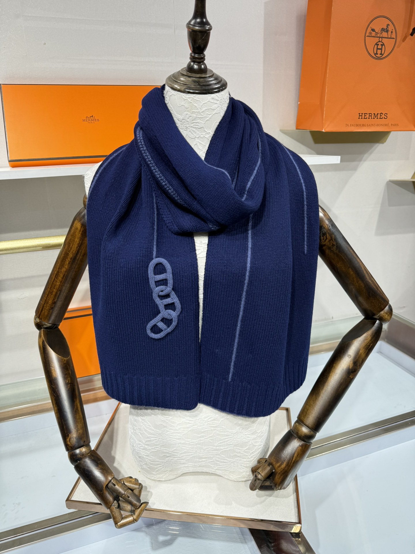 💟25年新款 爱马仕HERMÈS 最新款最点睛的是立体编织链环装饰：以针织工艺复刻“锚链韵律”，打破纯色