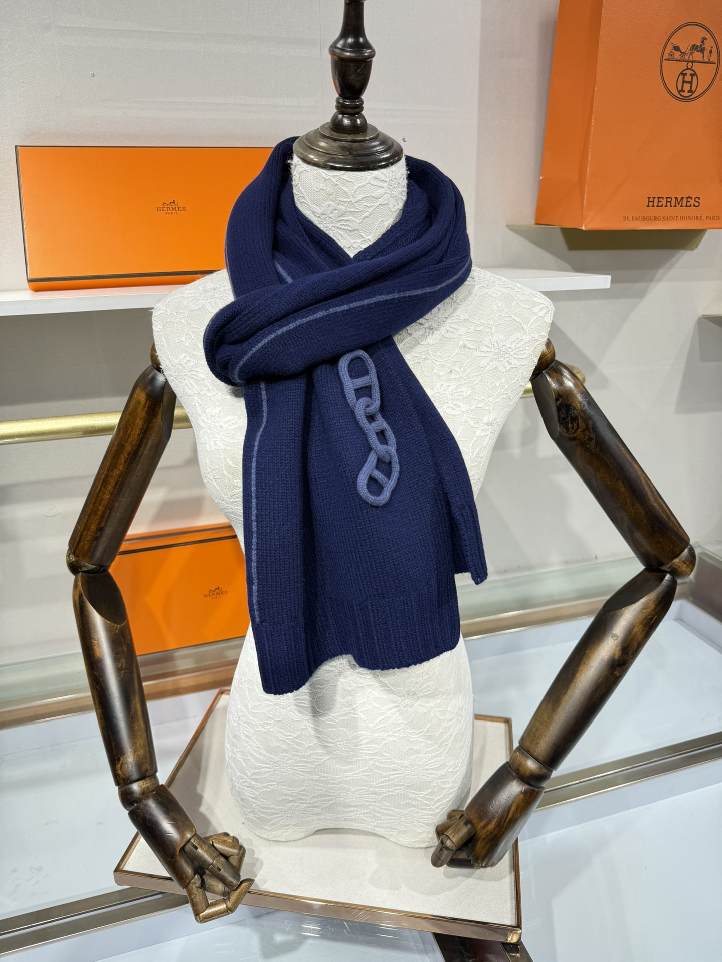 💟25年新款 爱马仕HERMÈS 最新款最点睛的是立体编织链环装饰：以针织工艺复刻“锚链韵律”，打破纯色