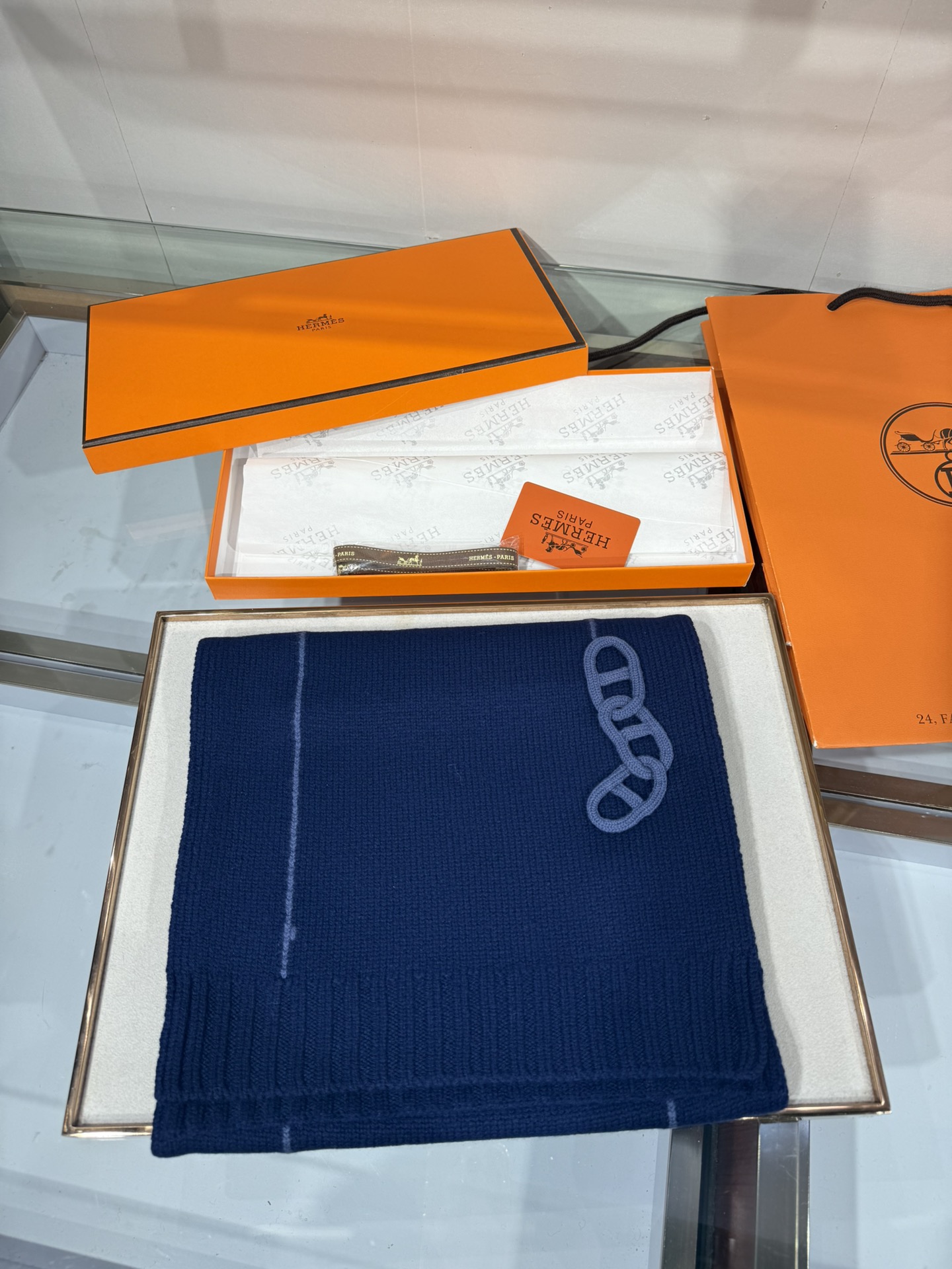 💟25年新款 爱马仕HERMÈS 最新款最点睛的是立体编织链环装饰：以针织工艺复刻“锚链韵律”，打破纯色