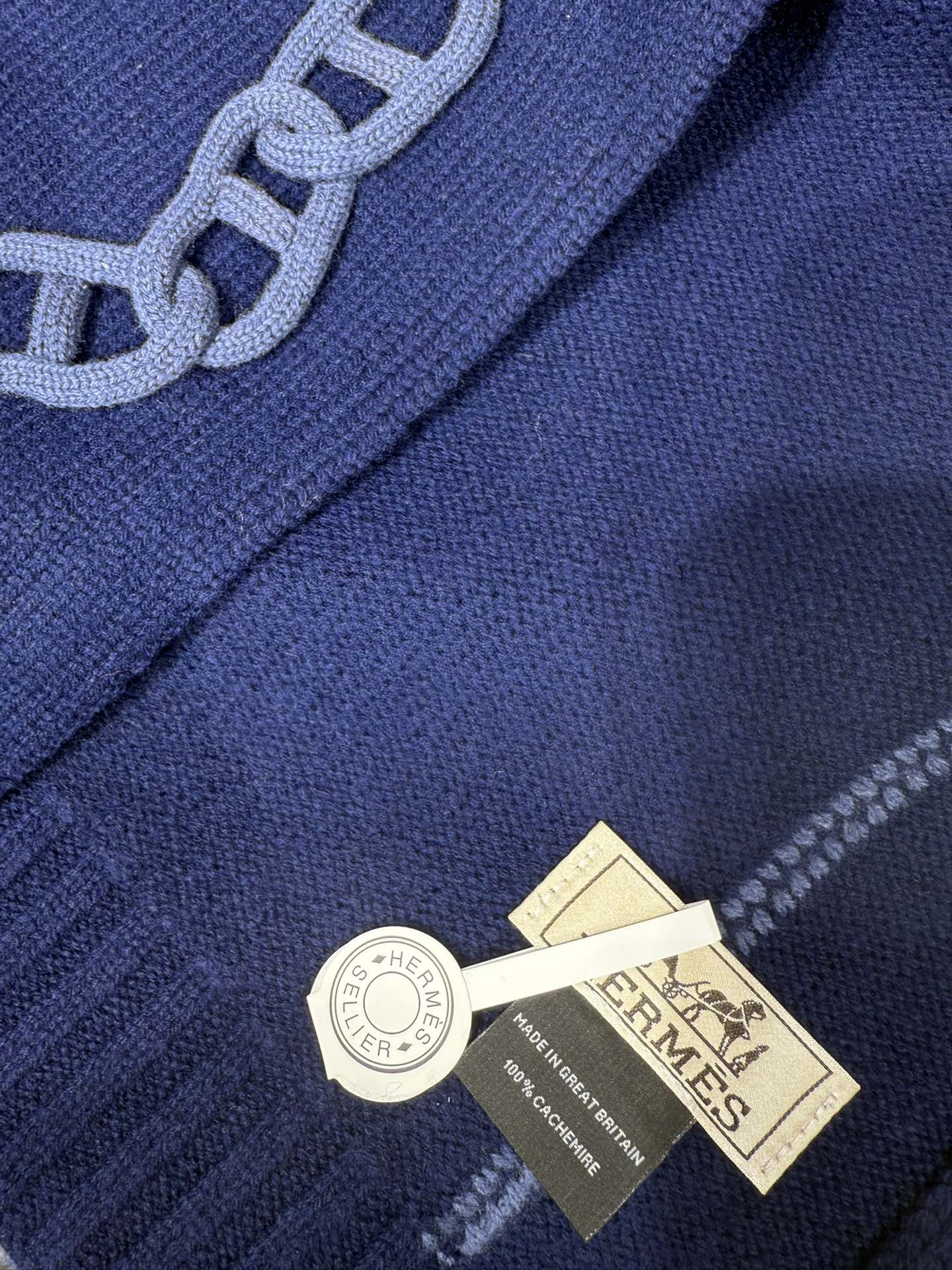 💟25年新款 爱马仕HERMÈS 最新款最点睛的是立体编织链环装饰：以针织工艺复刻“锚链韵律”，打破纯色