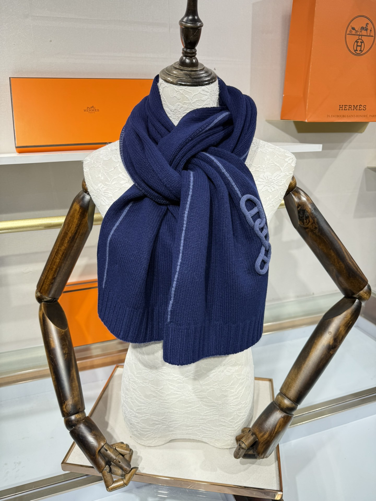 💟25年新款 爱马仕HERMÈS 最新款最点睛的是立体编织链环装饰：以针织工艺复刻“锚链韵律”，打破纯色