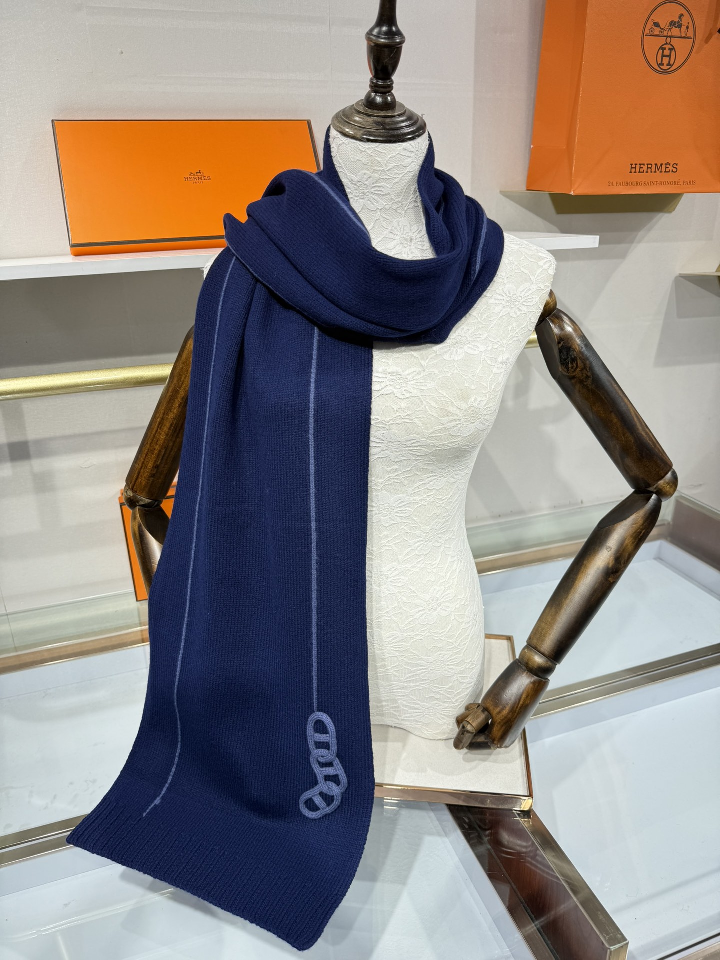 💟25年新款 爱马仕HERMÈS 最新款最点睛的是立体编织链环装饰：以针织工艺复刻“锚链韵律”，打破纯色