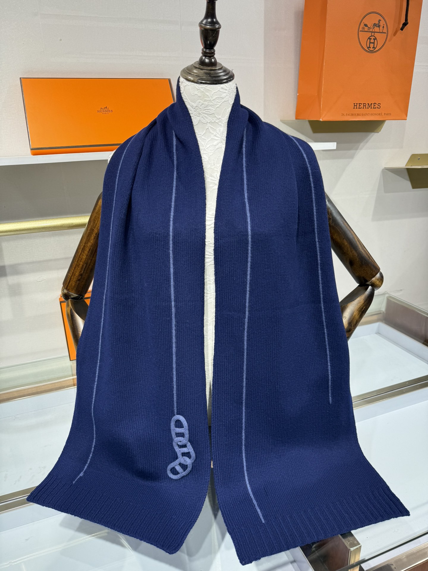 💟25年新款 爱马仕HERMÈS 最新款最点睛的是立体编织链环装饰：以针织工艺复刻“锚链韵律”，打破纯色