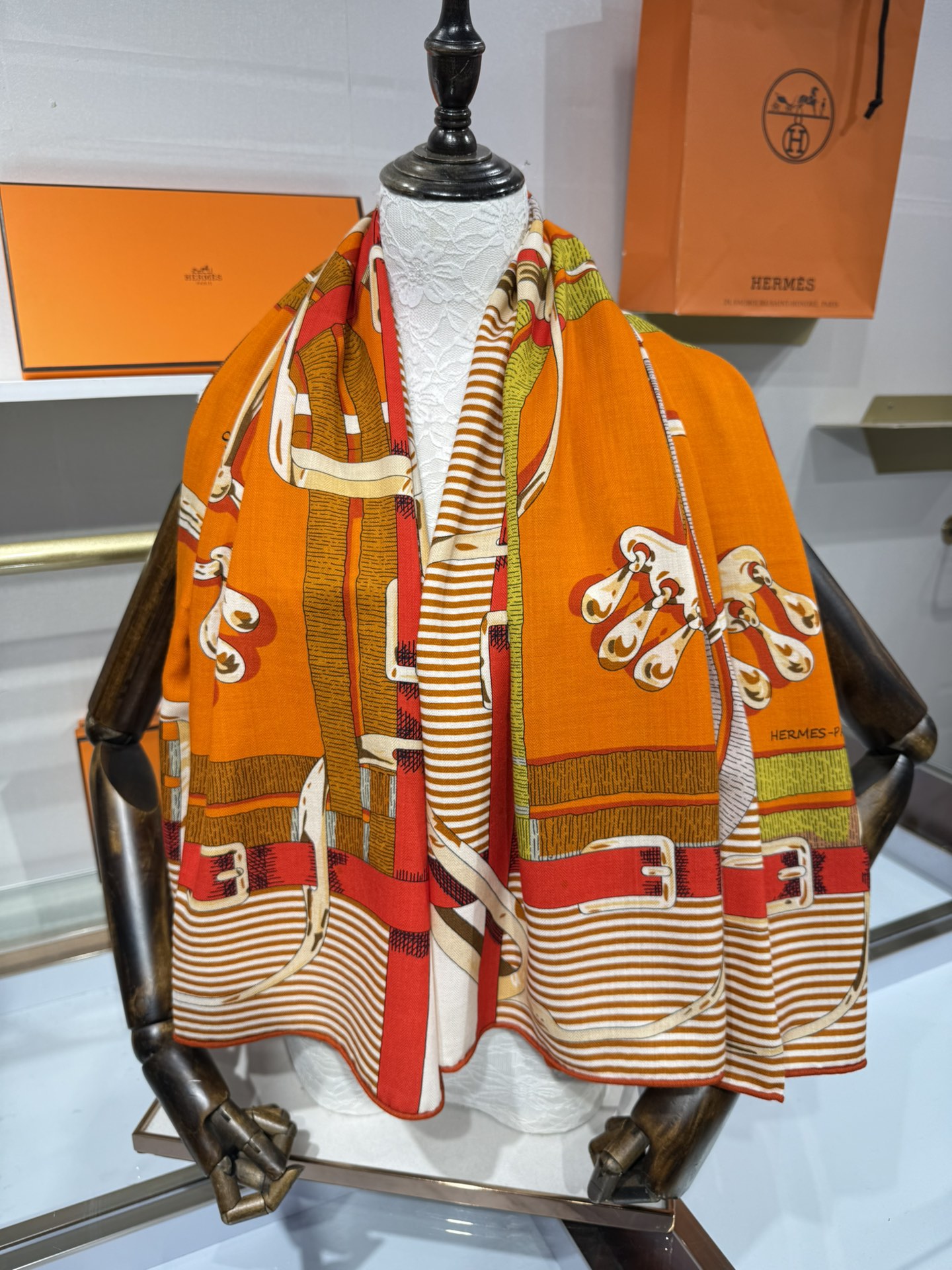 💟上新🆕💕手工卷边！澳毛和真丝混纺披肩（70%羊绒30%桑蚕丝）。这款披肩采用经典山羊绒和真丝混纺面料，