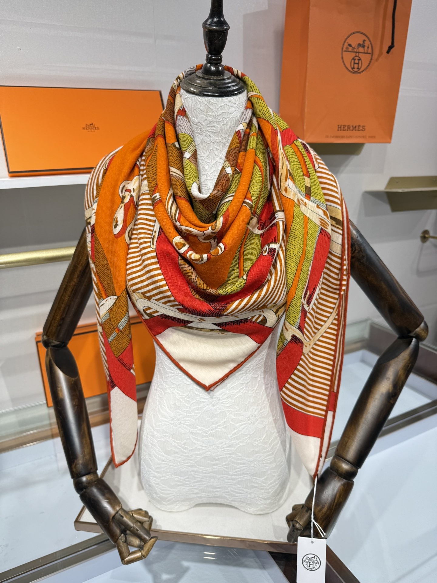 💟上新🆕💕手工卷边！澳毛和真丝混纺披肩（70%羊绒30%桑蚕丝）。这款披肩采用经典山羊绒和真丝混纺面料，