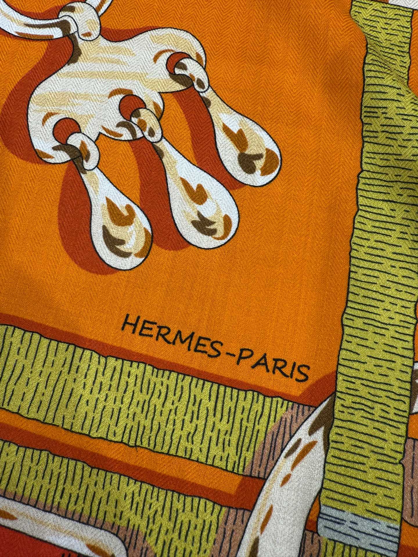 💟上新🆕💕手工卷边！澳毛和真丝混纺披肩（70%羊绒30%桑蚕丝）。这款披肩采用经典山羊绒和真丝混纺面料，