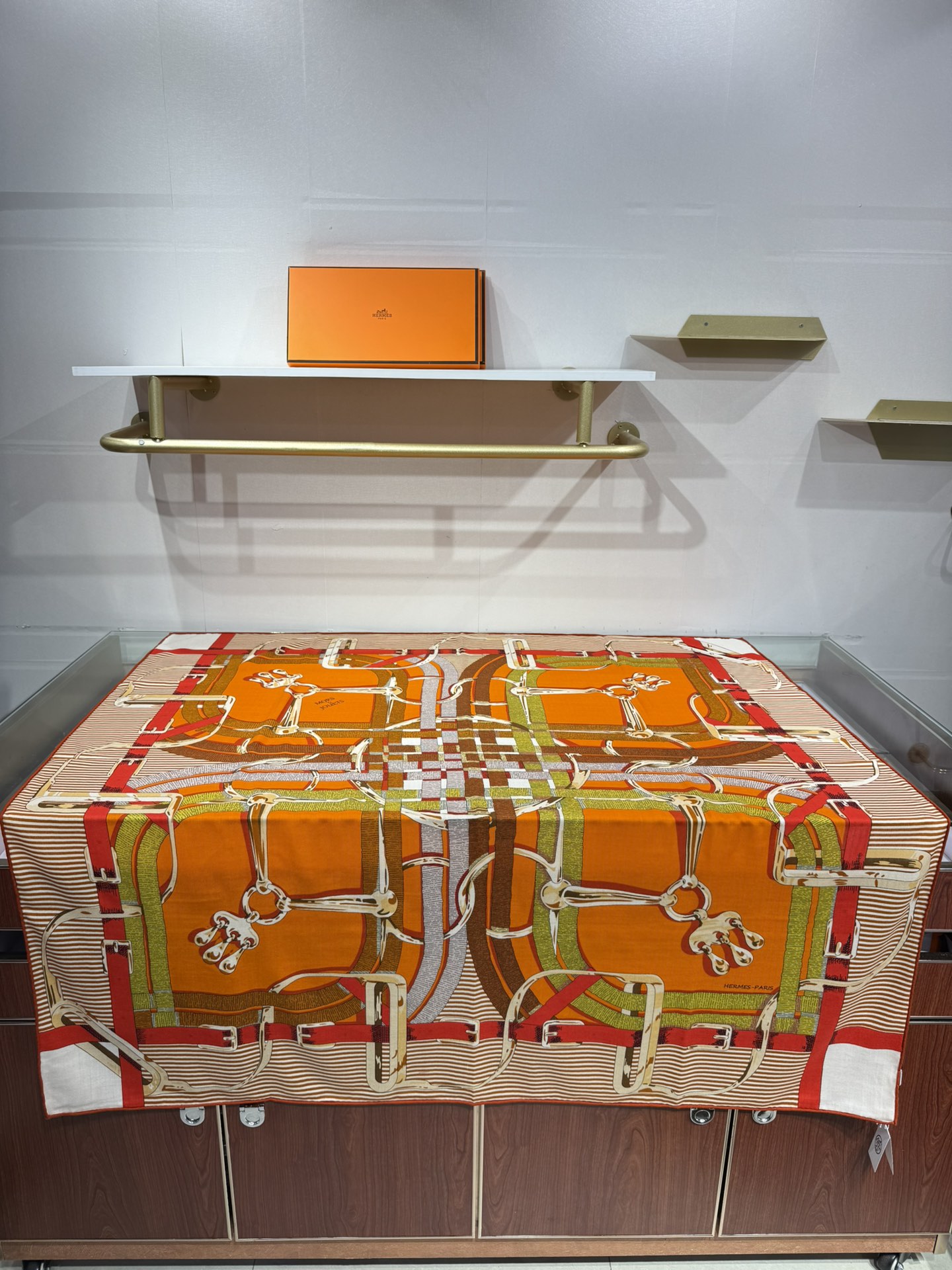 💟上新🆕💕手工卷边！澳毛和真丝混纺披肩（70%羊绒30%桑蚕丝）。这款披肩采用经典山羊绒和真丝混纺面料，