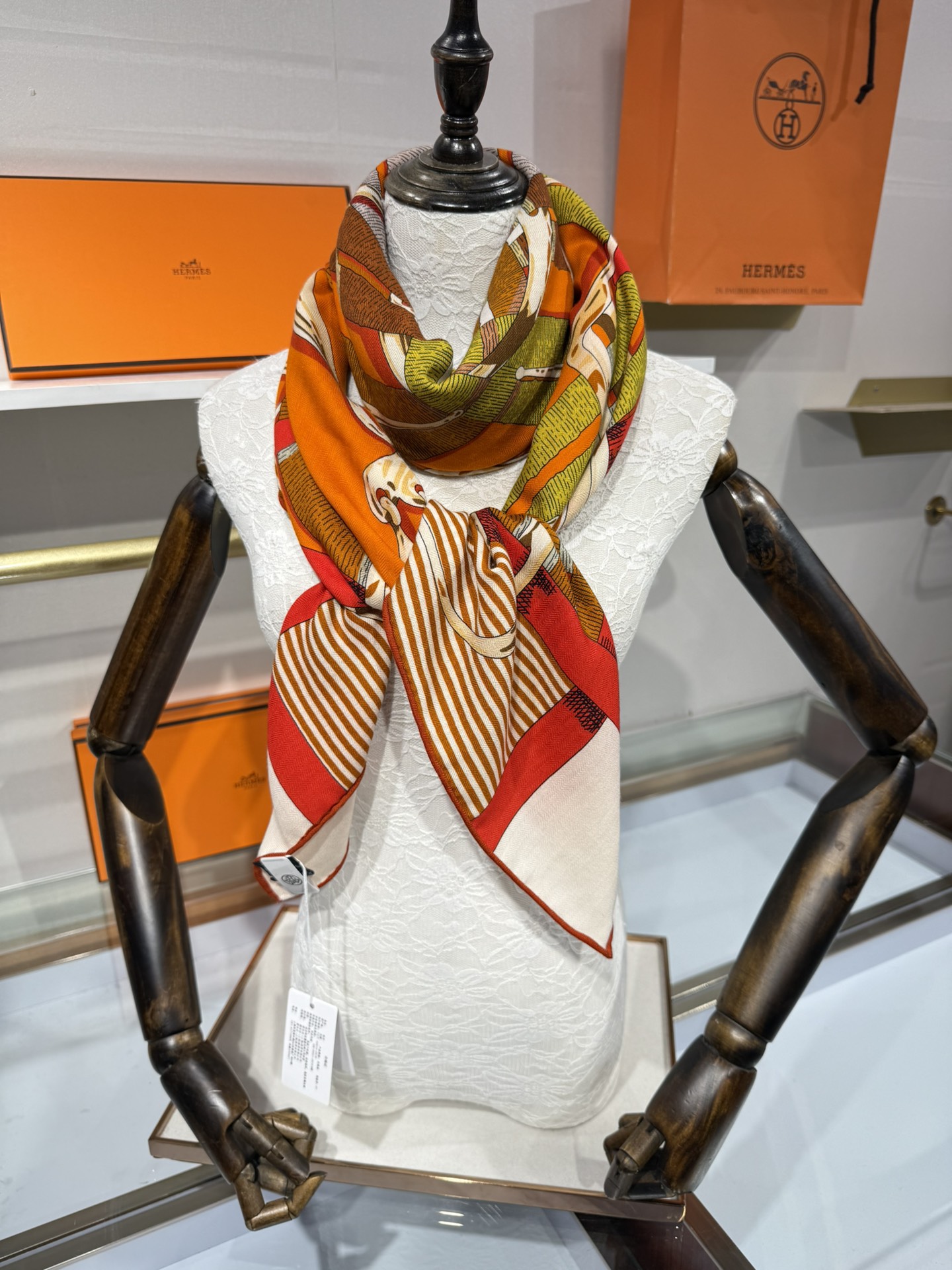 💟上新🆕💕手工卷边！澳毛和真丝混纺披肩（70%羊绒30%桑蚕丝）。这款披肩采用经典山羊绒和真丝混纺面料，