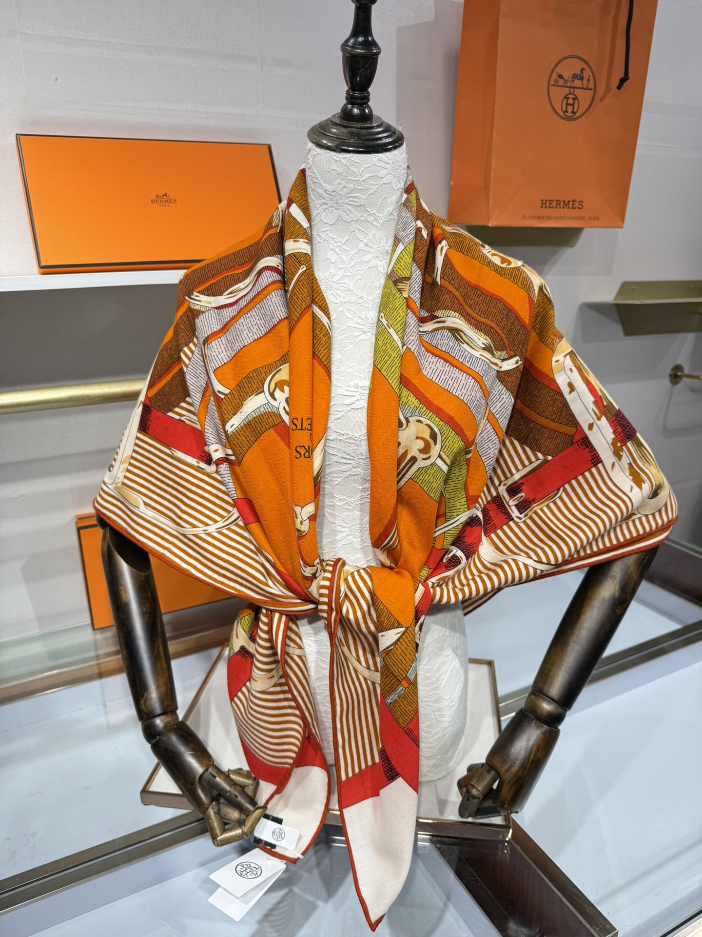 💟上新🆕💕手工卷边！澳毛和真丝混纺披肩（70%羊绒30%桑蚕丝）。这款披肩采用经典山羊绒和真丝混纺面料，