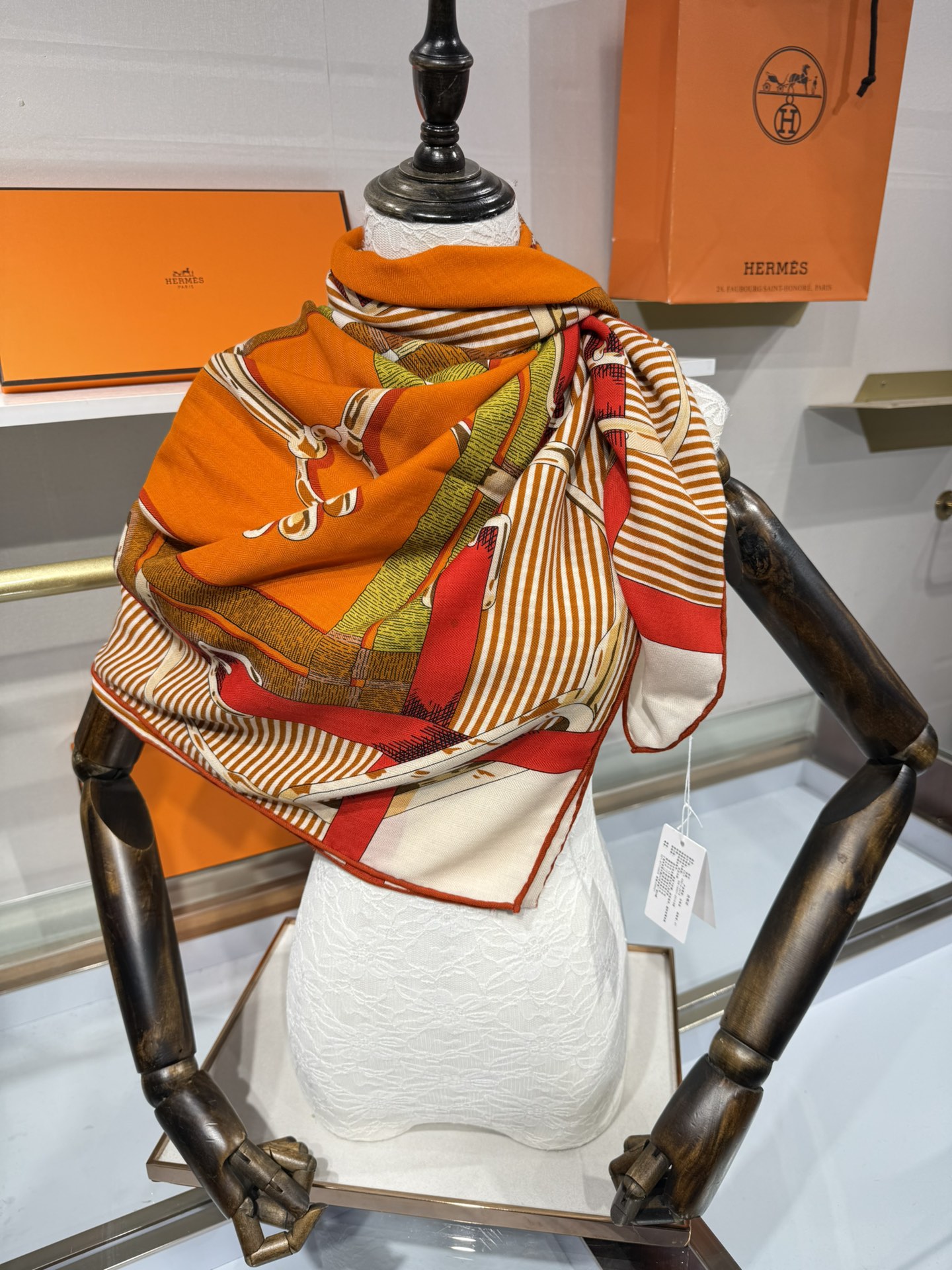 💟上新🆕💕手工卷边！澳毛和真丝混纺披肩（70%羊绒30%桑蚕丝）。这款披肩采用经典山羊绒和真丝混纺面料，