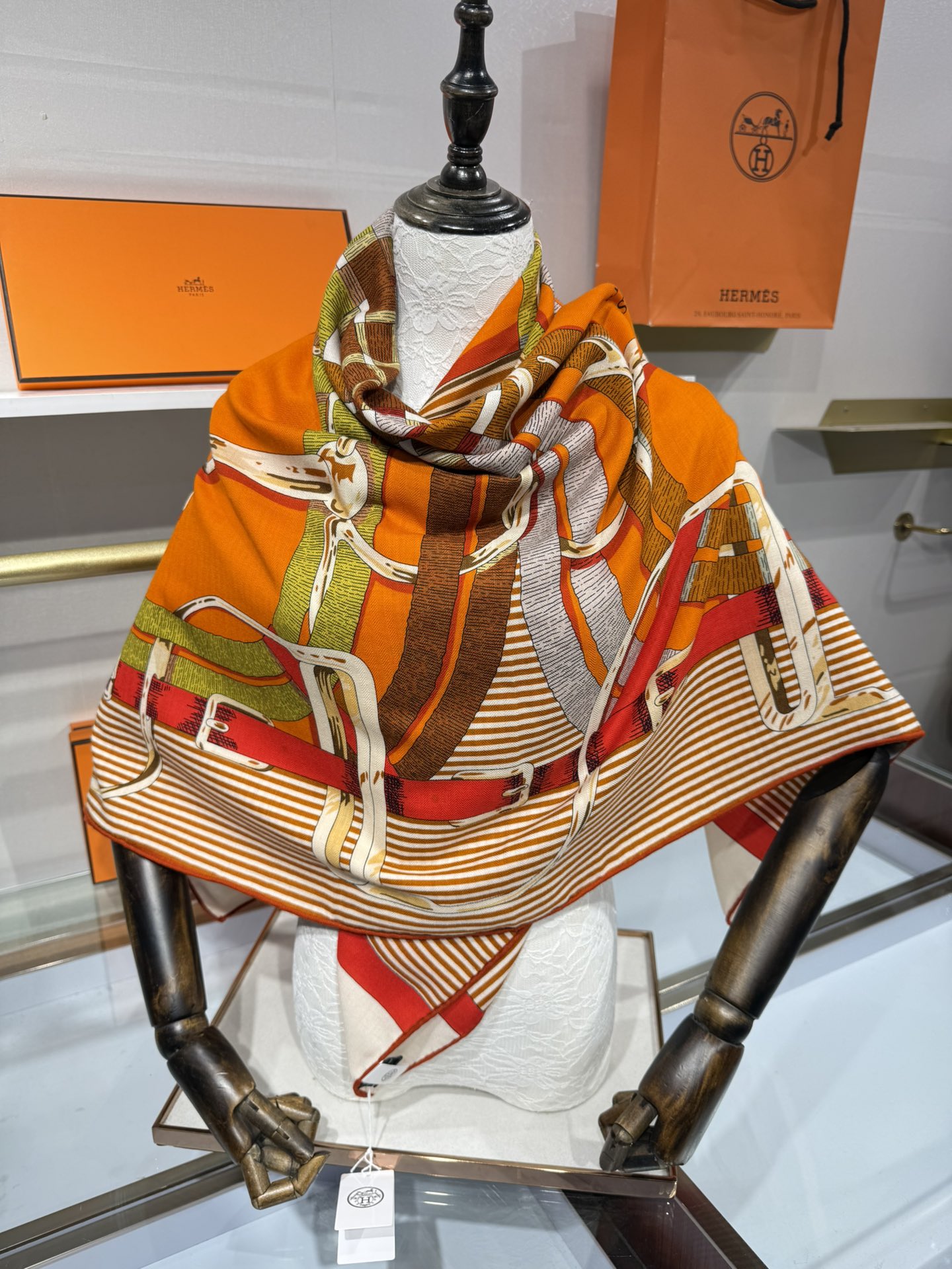 💟上新🆕💕手工卷边！澳毛和真丝混纺披肩（70%羊绒30%桑蚕丝）。这款披肩采用经典山羊绒和真丝混纺面料，