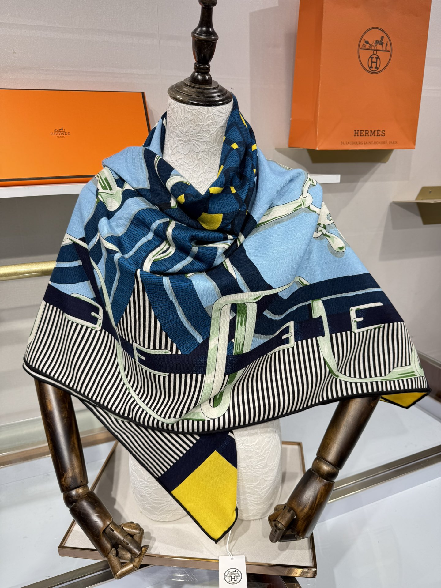 💟上新🆕💕手工卷边！澳毛和真丝混纺披肩（70%羊绒30%桑蚕丝）。这款披肩采用经典山羊绒和真丝混纺面料，