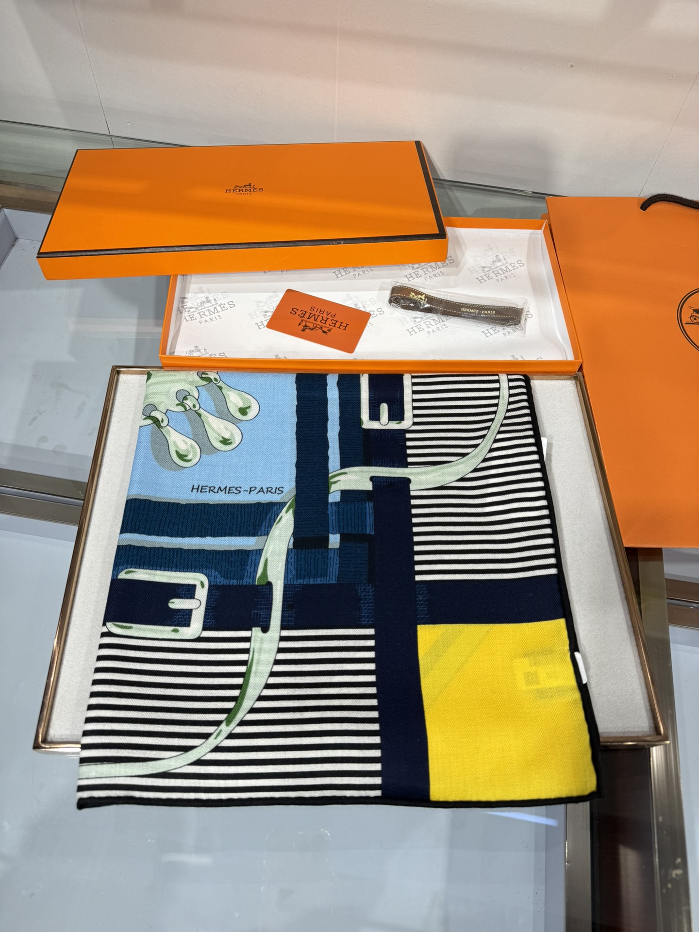 💟上新🆕💕手工卷边！澳毛和真丝混纺披肩（70%羊绒30%桑蚕丝）。这款披肩采用经典山羊绒和真丝混纺面料，