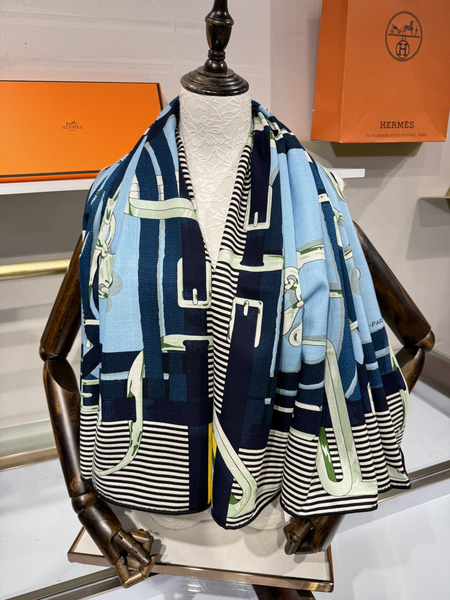 💟上新🆕💕手工卷边！澳毛和真丝混纺披肩（70%羊绒30%桑蚕丝）。这款披肩采用经典山羊绒和真丝混纺面料，