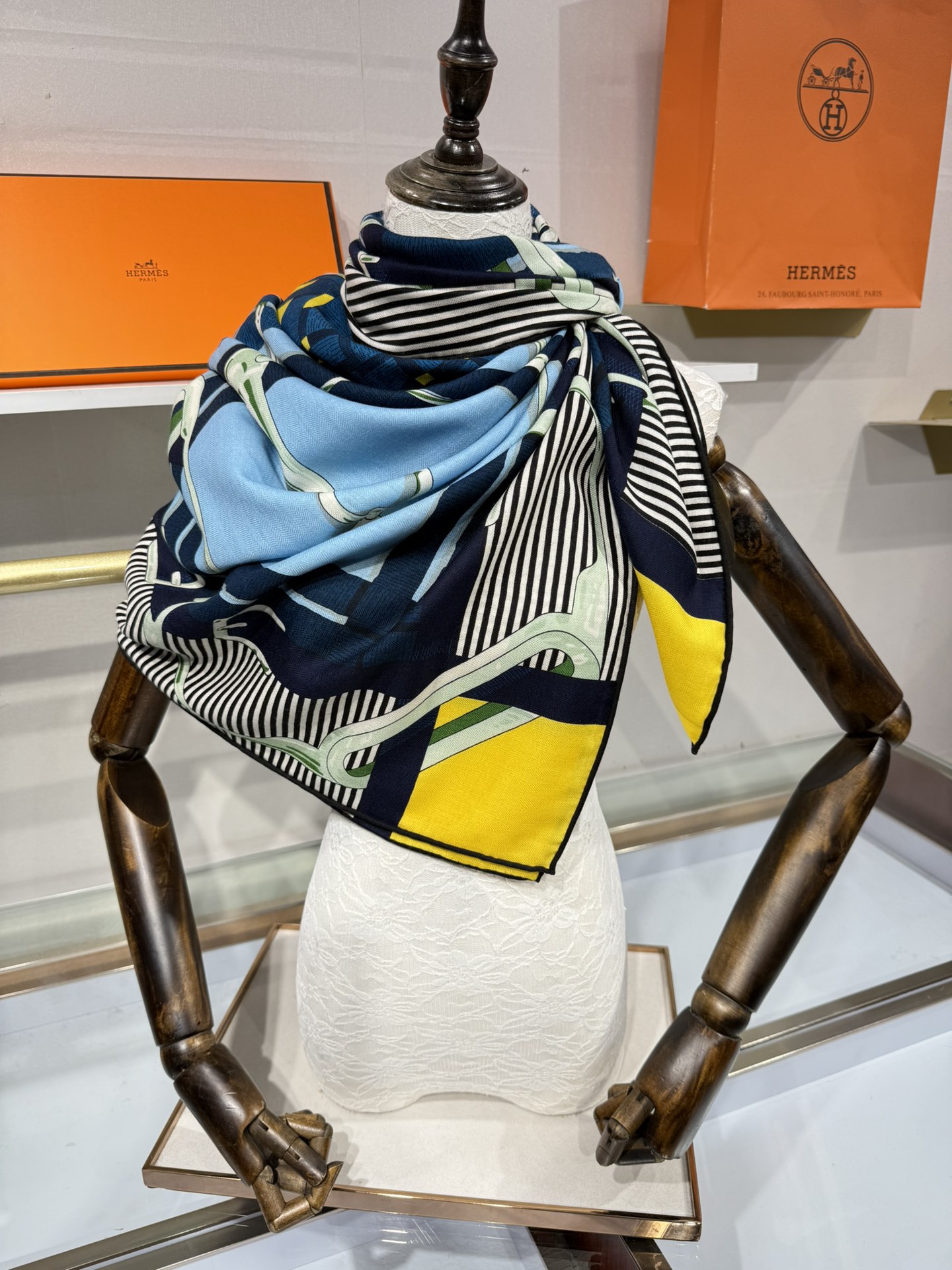 💟上新🆕💕手工卷边！澳毛和真丝混纺披肩（70%羊绒30%桑蚕丝）。这款披肩采用经典山羊绒和真丝混纺面料，