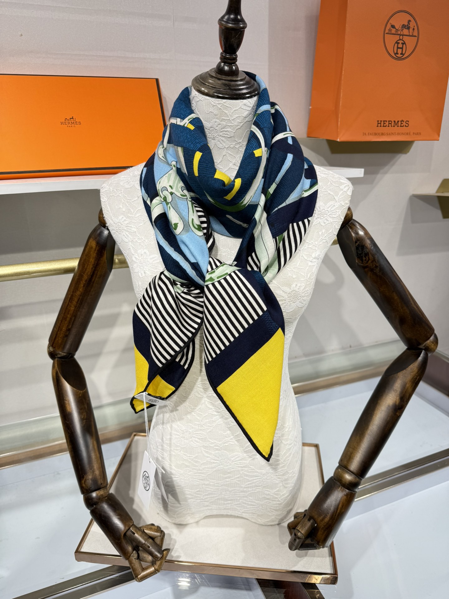 💟上新🆕💕手工卷边！澳毛和真丝混纺披肩（70%羊绒30%桑蚕丝）。这款披肩采用经典山羊绒和真丝混纺面料，