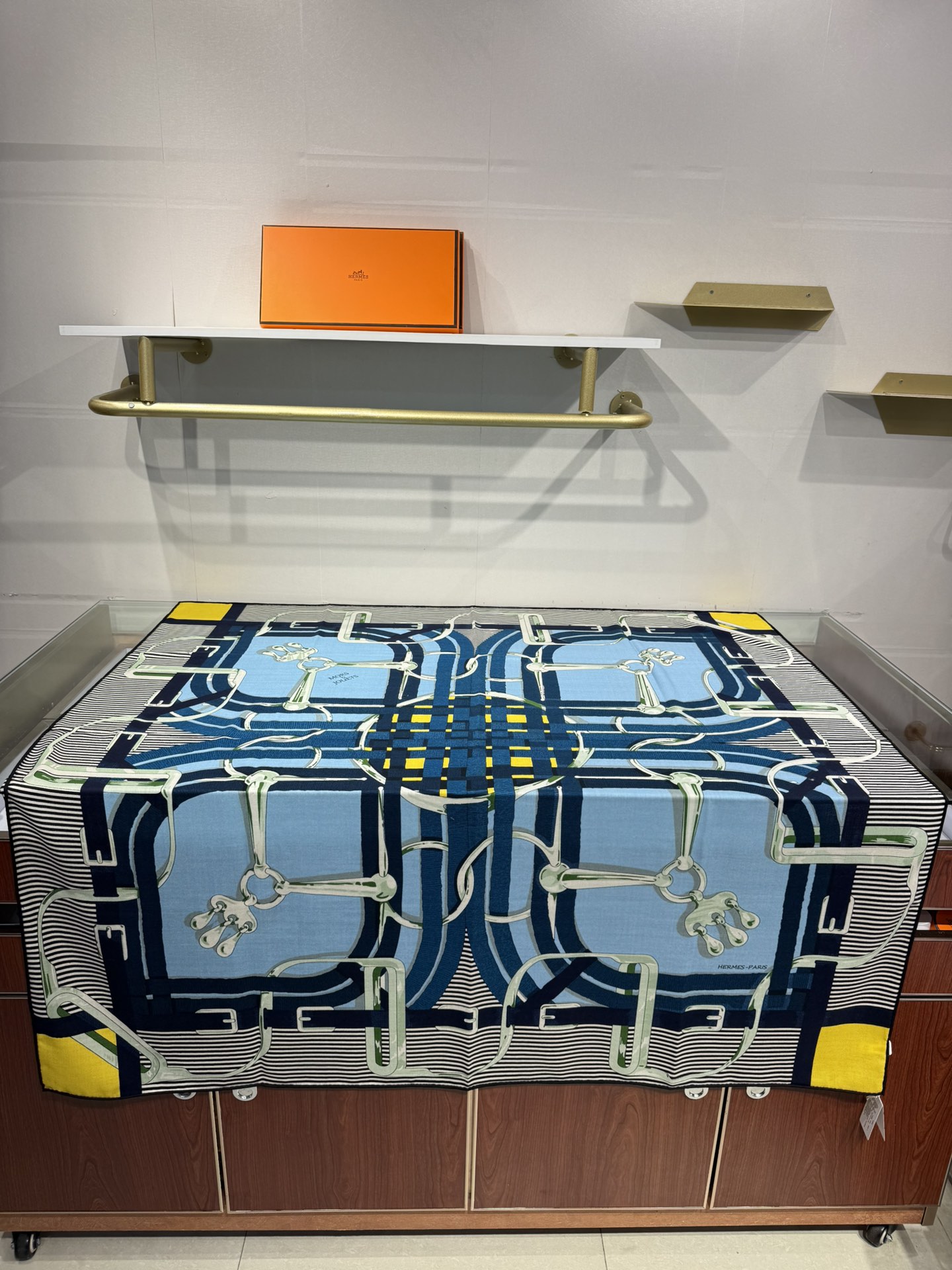 💟上新🆕💕手工卷边！澳毛和真丝混纺披肩（70%羊绒30%桑蚕丝）。这款披肩采用经典山羊绒和真丝混纺面料，