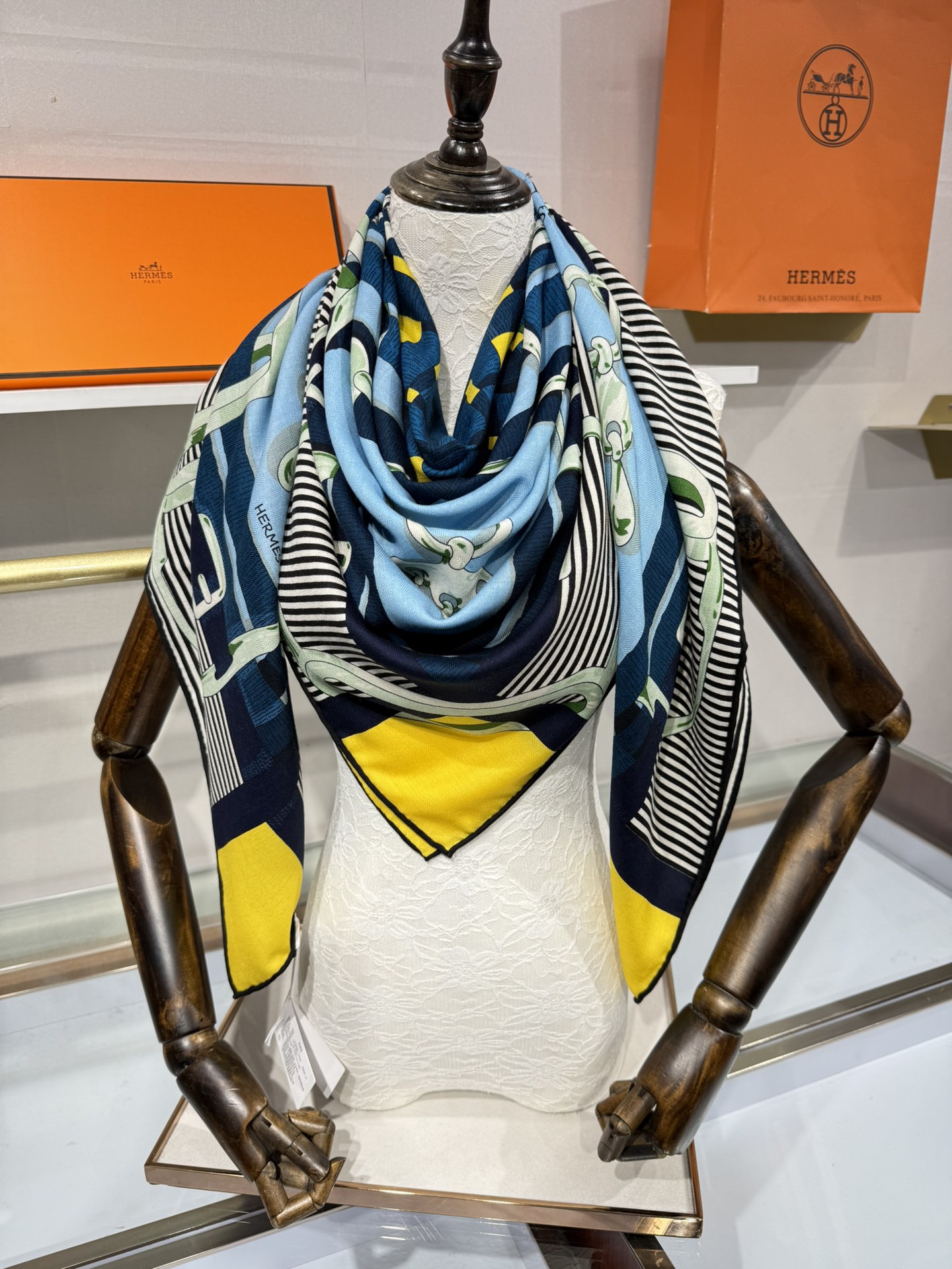 💟上新🆕💕手工卷边！澳毛和真丝混纺披肩（70%羊绒30%桑蚕丝）。这款披肩采用经典山羊绒和真丝混纺面料，