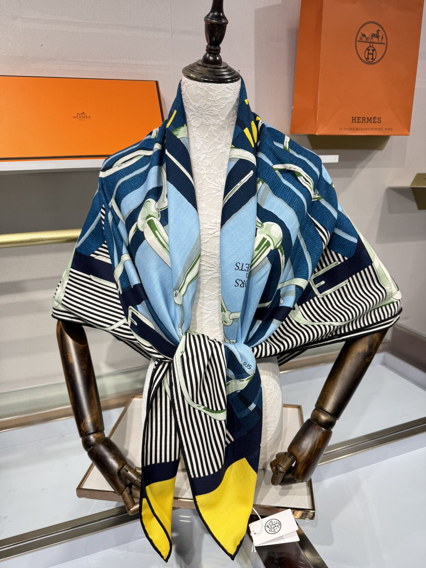 💟上新🆕💕手工卷边！澳毛和真丝混纺披肩（70%羊绒30%桑蚕丝）。这款披肩采用经典山羊绒和真丝混纺面料，