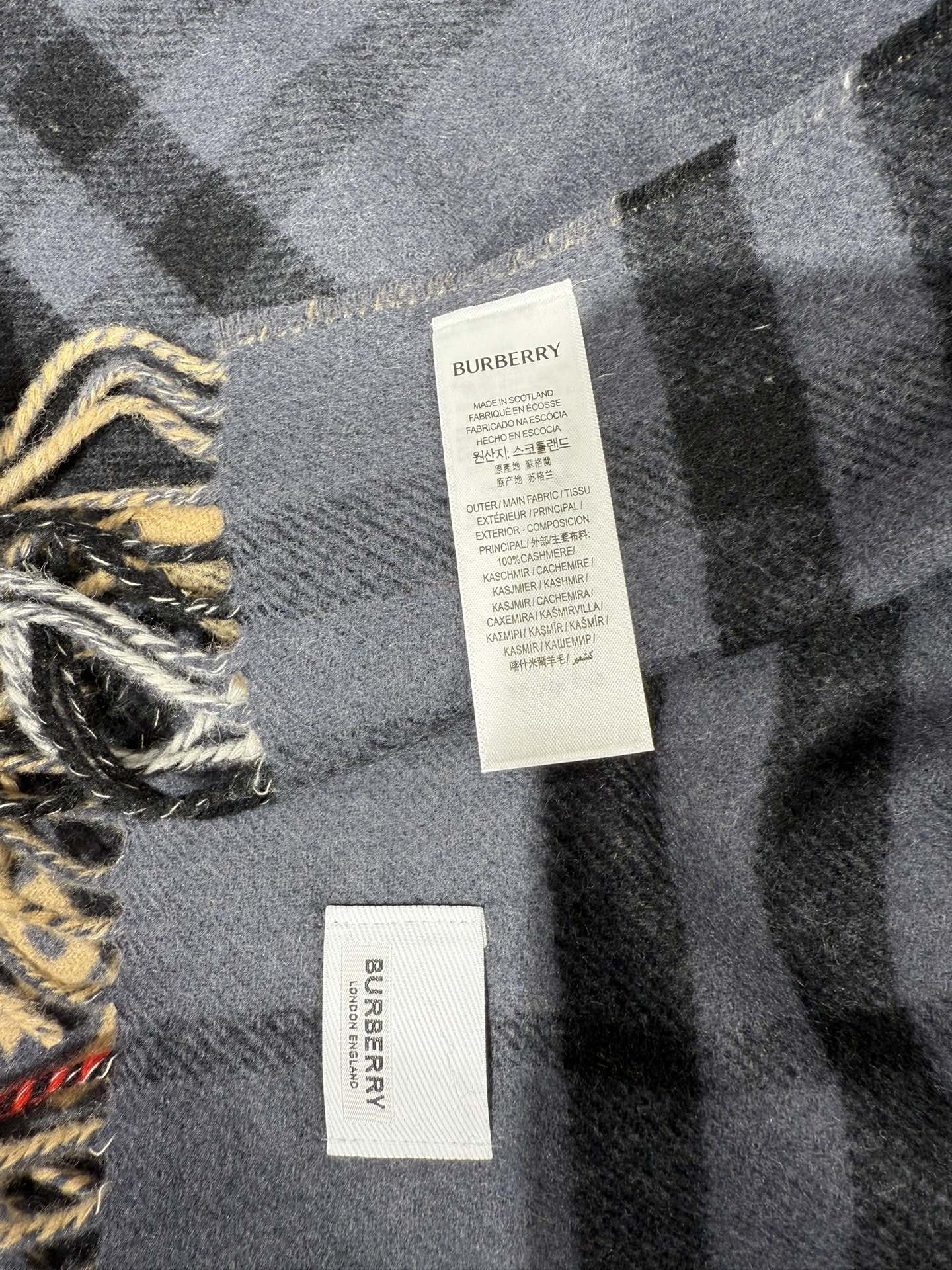 💟想要温暖冬季的必备百搭单品，今年冬天保证 出镜率No. 1⃣️B家羊绒拼色围巾奉上🈚️论男女都可用！在