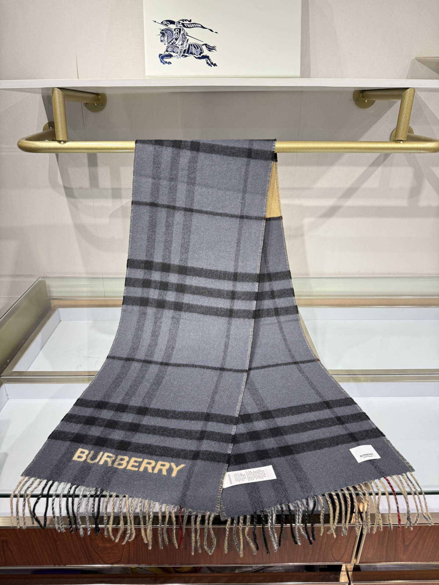 💟想要温暖冬季的必备百搭单品，今年冬天保证 出镜率No. 1⃣️B家羊绒拼色围巾奉上🈚️论男女都可用！在