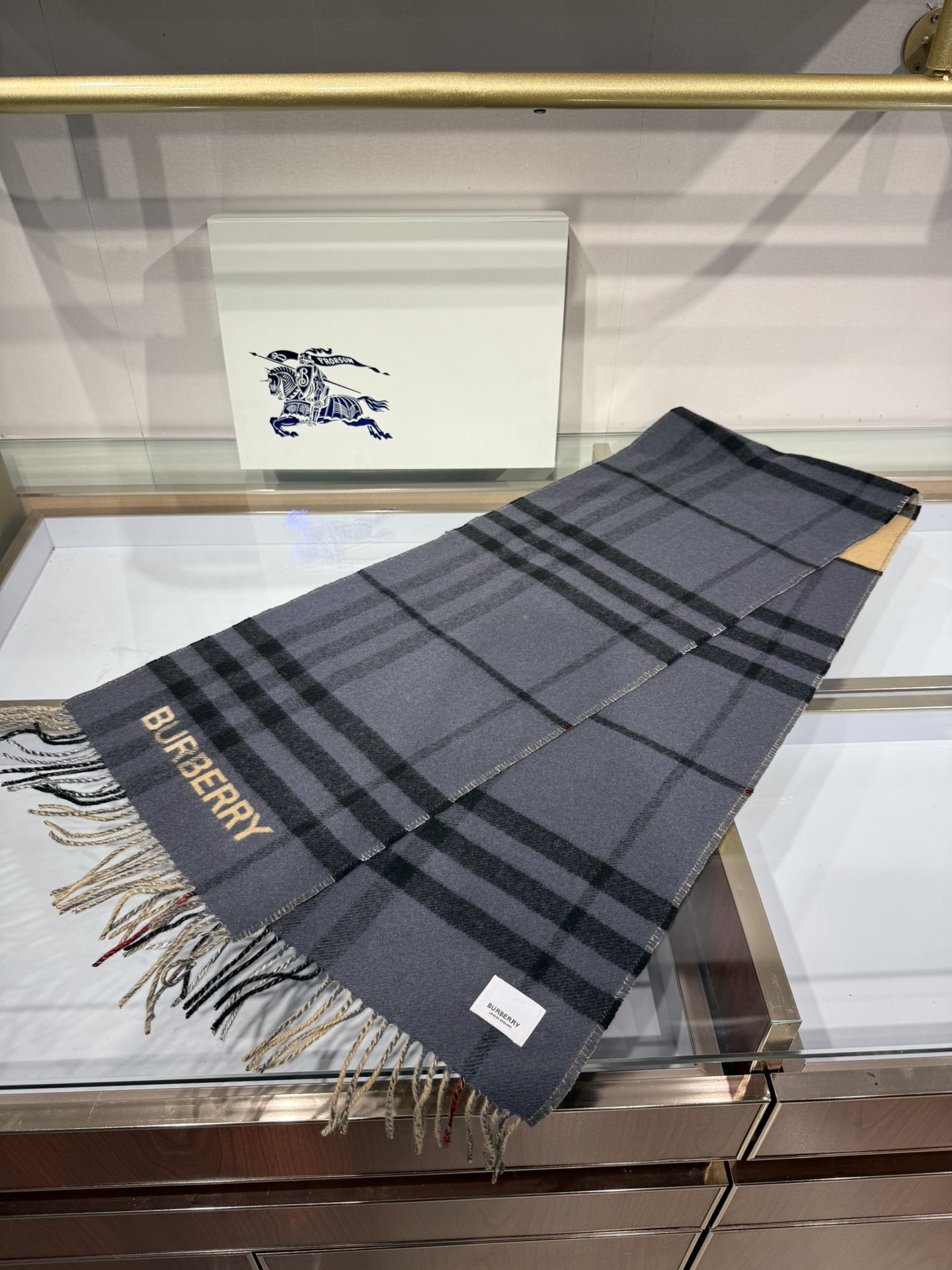 💟想要温暖冬季的必备百搭单品，今年冬天保证 出镜率No. 1⃣️B家羊绒拼色围巾奉上🈚️论男女都可用！在